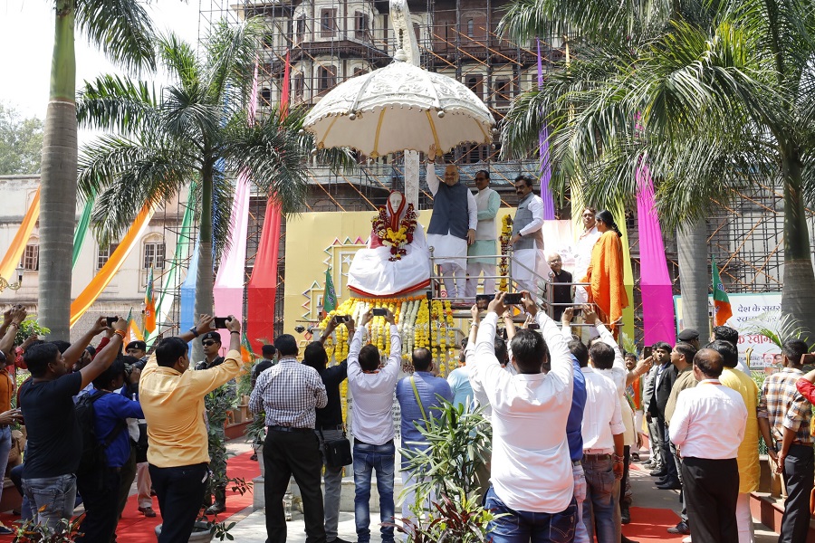 Photographs : BJP National President Shri Amit Shah paid floral tributes to Devi Ahilyabai Holkar ji's statue in Indore (Madhya Pradesh)