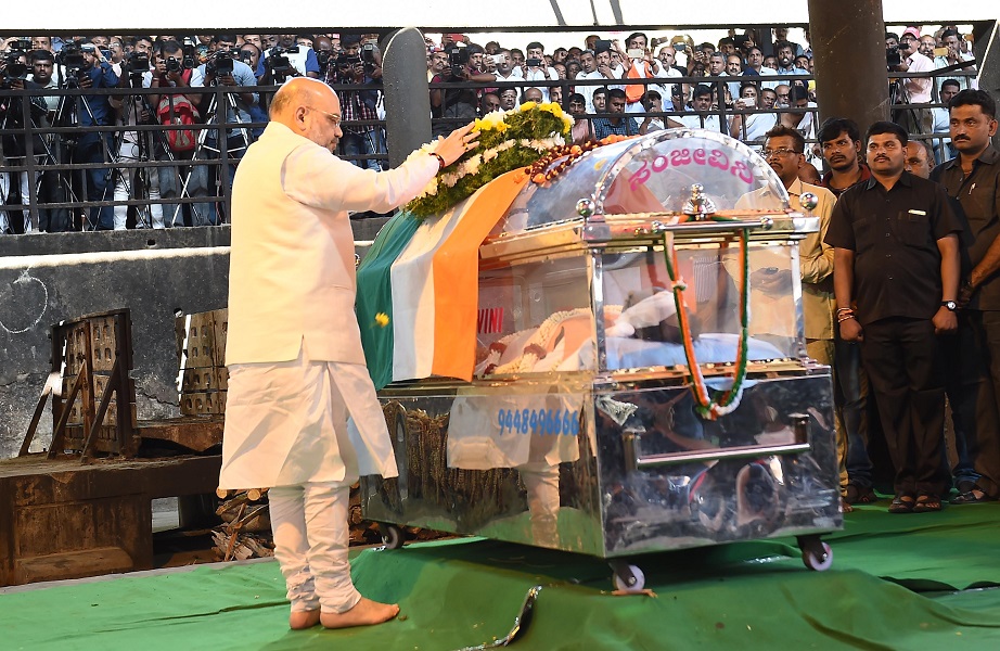 Photographs : BJP National President Shri Amit Shah paying last respects to Shri Ananth Kumar ji in Bengaluru.