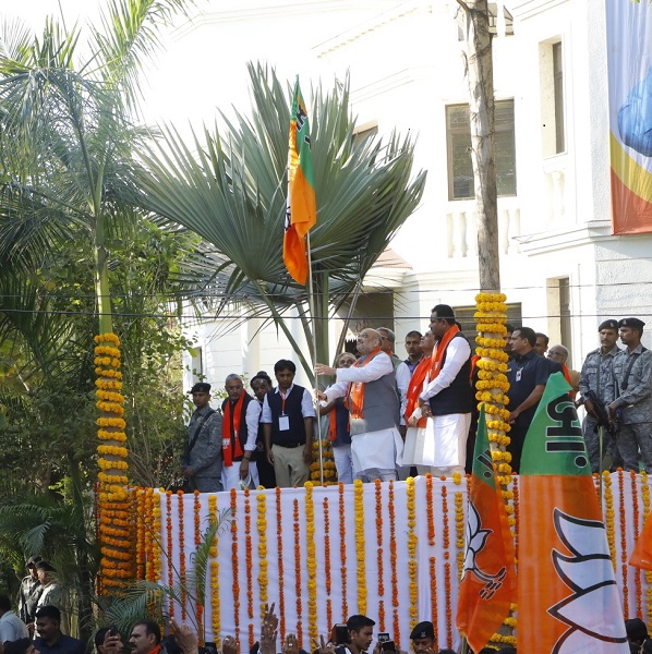   BJP National President, Shri Amit Shah unfurling BJP's flag under nationwide 'Mera Parivar – Bhajapa Parivar' campaign at his residence in Ahmedabad (Gujarat)