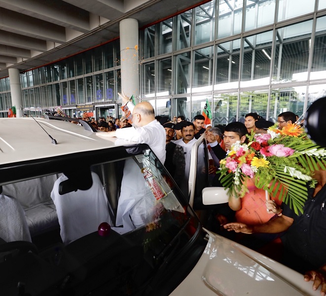 Photographs : BJP National President, Shri Amit Shah's rousing reception on his arrival at Kolkata Airport 