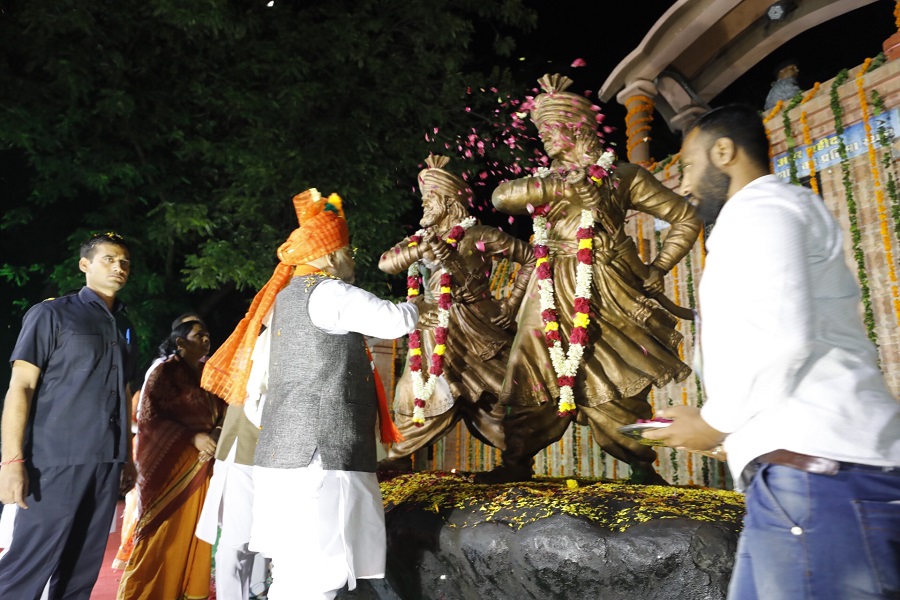 Photographs: BJP National President Shri Amit Shah paid floral tributes to the great freedom fighters Raja Shankar Shah and Kunwar Raghunath Shah's statues in Jabalpur (Madhya Pradesh)