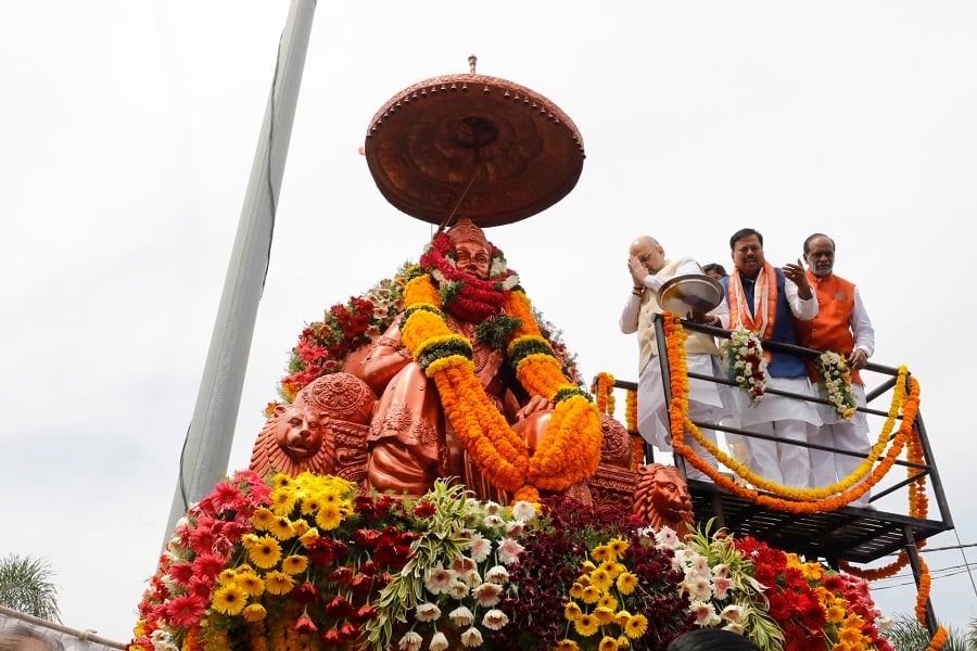 Photographs of BJP National President Shri Amit Shah paying floral tributes to Maharaja Agrasen ji's statue in Hyderabad (Telangana)