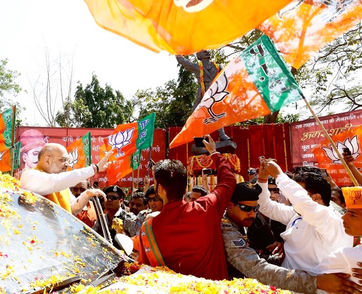 Photographs of BJP National President Shri Amit Shah paying floral tributes to the great freedom fighter Tantia Tope ji in Shivpuri (Madhya Pradesh)