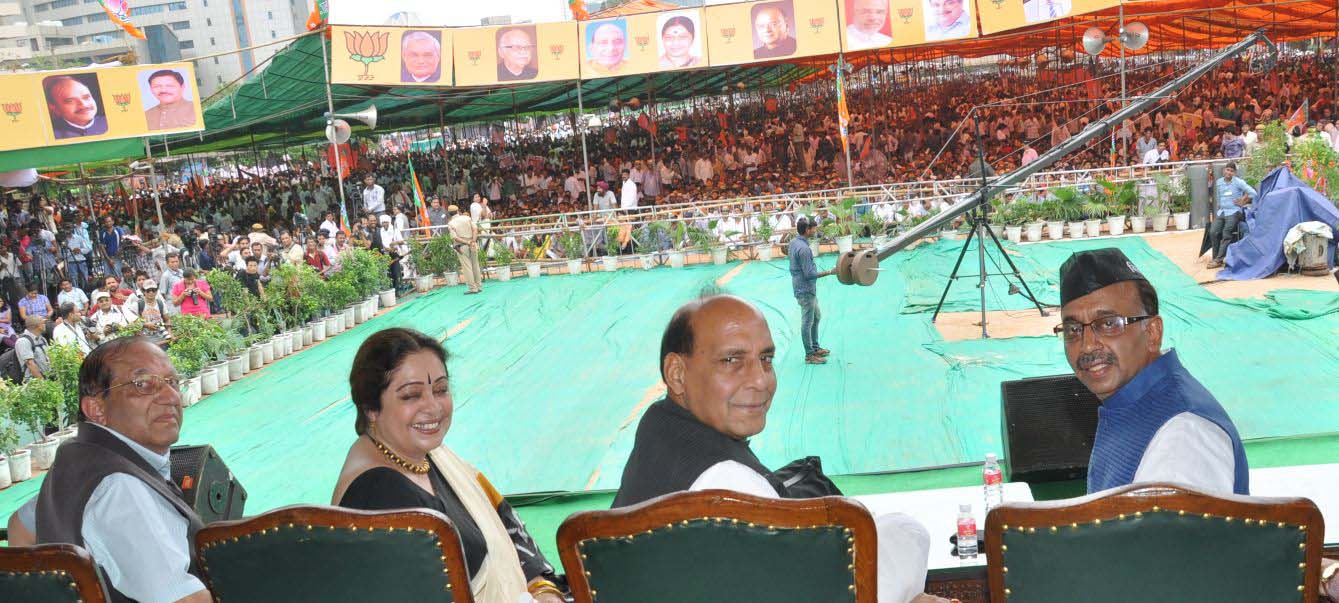 BJP National President, Shri Rajnath Singh and other senior BJP leaders during Bijli Andolan Rally at Ramlila Maidan on August 11, 2013