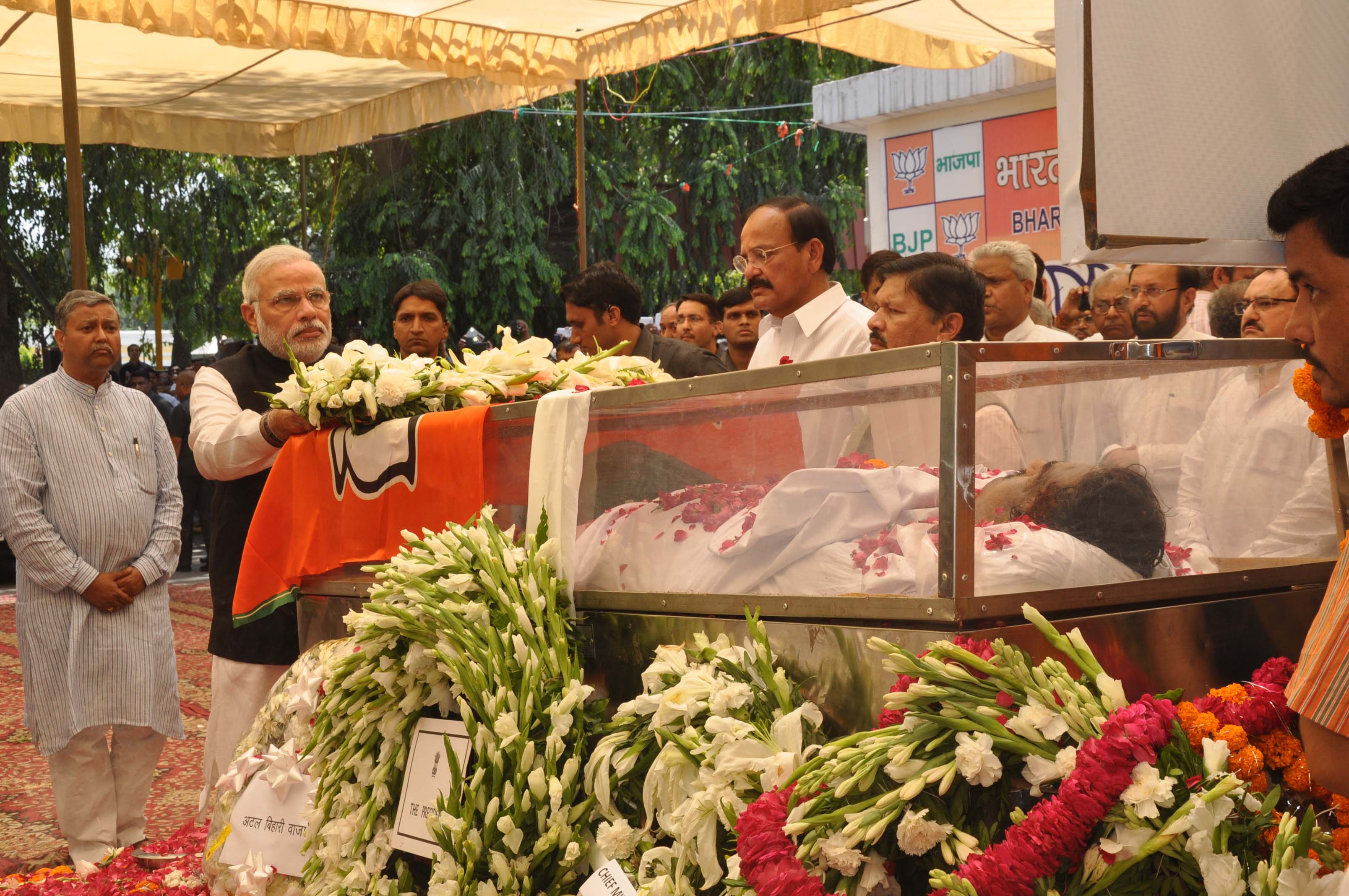 Prime Minister of India, Shri Narendra Modi & other senior leaders paying tribute to Union Minister for Rural Development, Shri Gopinath Munde at 11, Ashoka Road, New Delhi on June 3, 2014