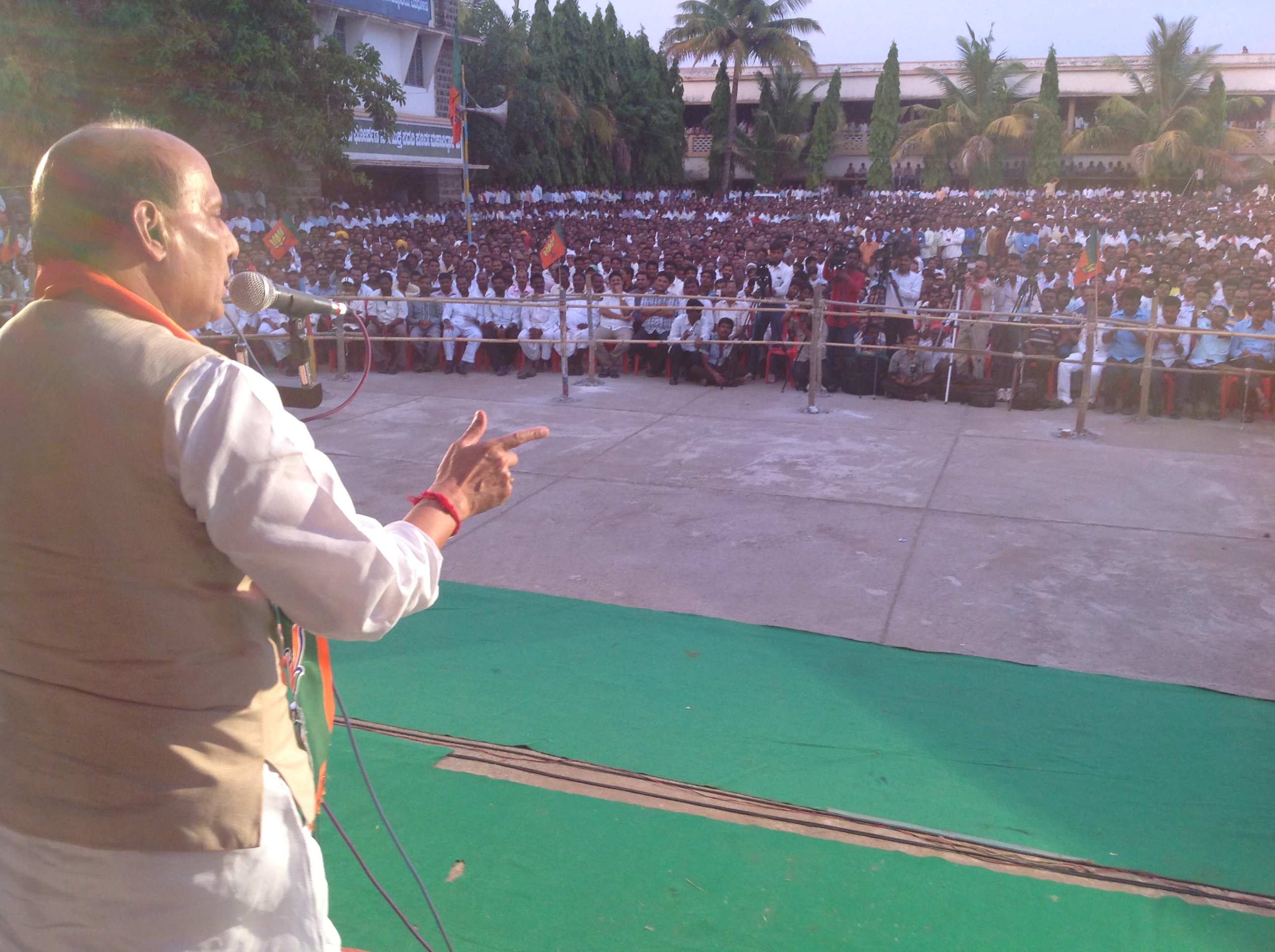 BJP National President, Shri Rajnath Singh addressing the Election Rally in Mudhol (Karnataka) on April 30, 2013