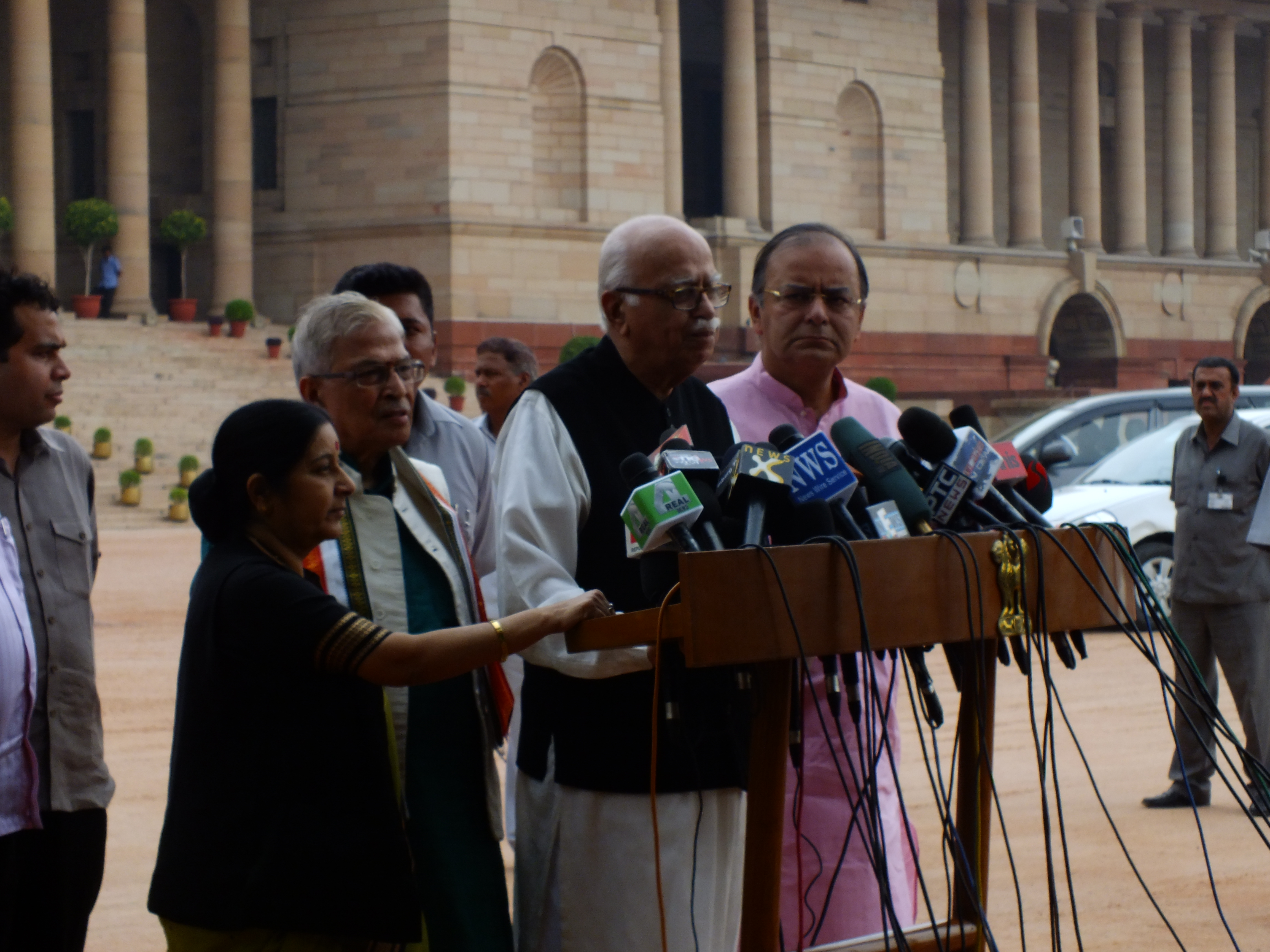 Shri L.K. Advani, Dr. Murli Manohar Joshi, Smt. Sushma Swaraj and Shri Arun Jaitley submitting memorandum to the President of India on coal scam at Rashtrapati Bhawan on September 12, 2012