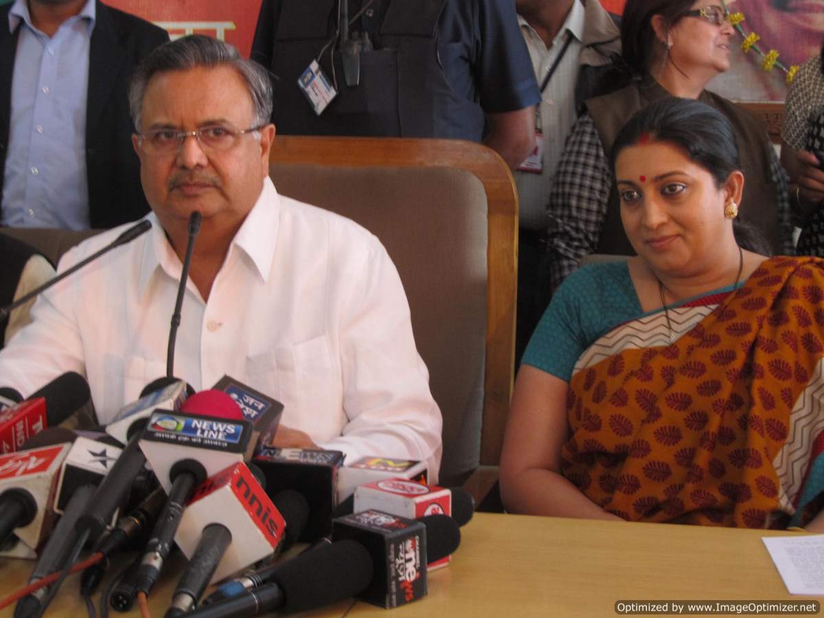 Dr. Raman Singh, Chhattisgarh Chief Minister and Smt. Smriti Irani National Mahila Morcha President addressing a press conference at BJP State Office on February 14, 2012