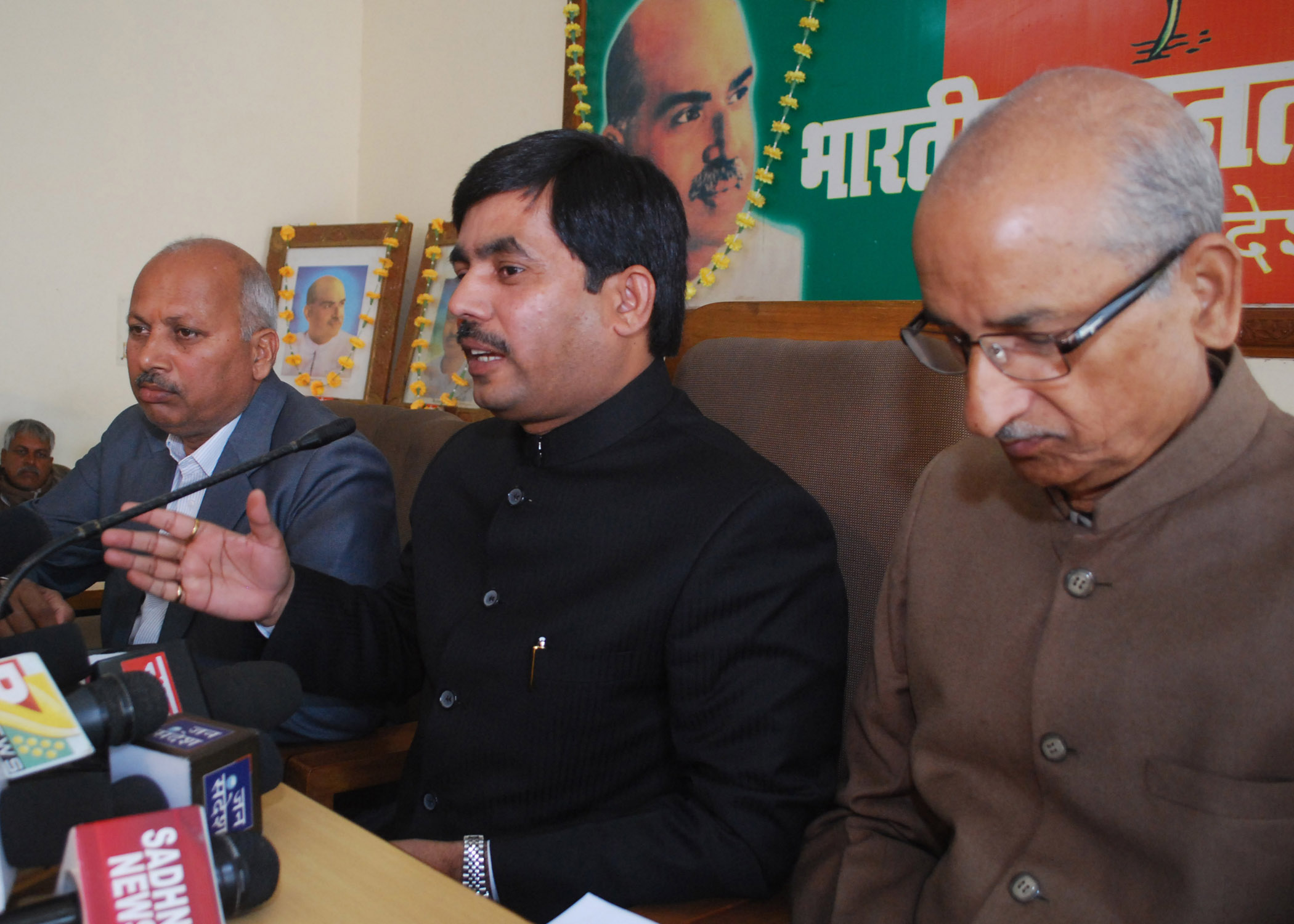 Shri Syed Shahnawaz Hussain addressing a public meeting during UP Assembly Election on February 04, 2012