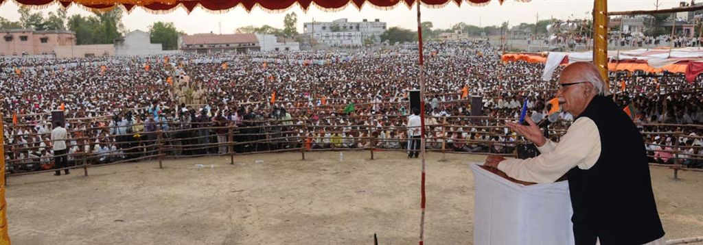 Shri L.K. Advaniji addressing a rally in Ambejogai (Maharashtra) and Patna (Bihar) on April 18, 2009