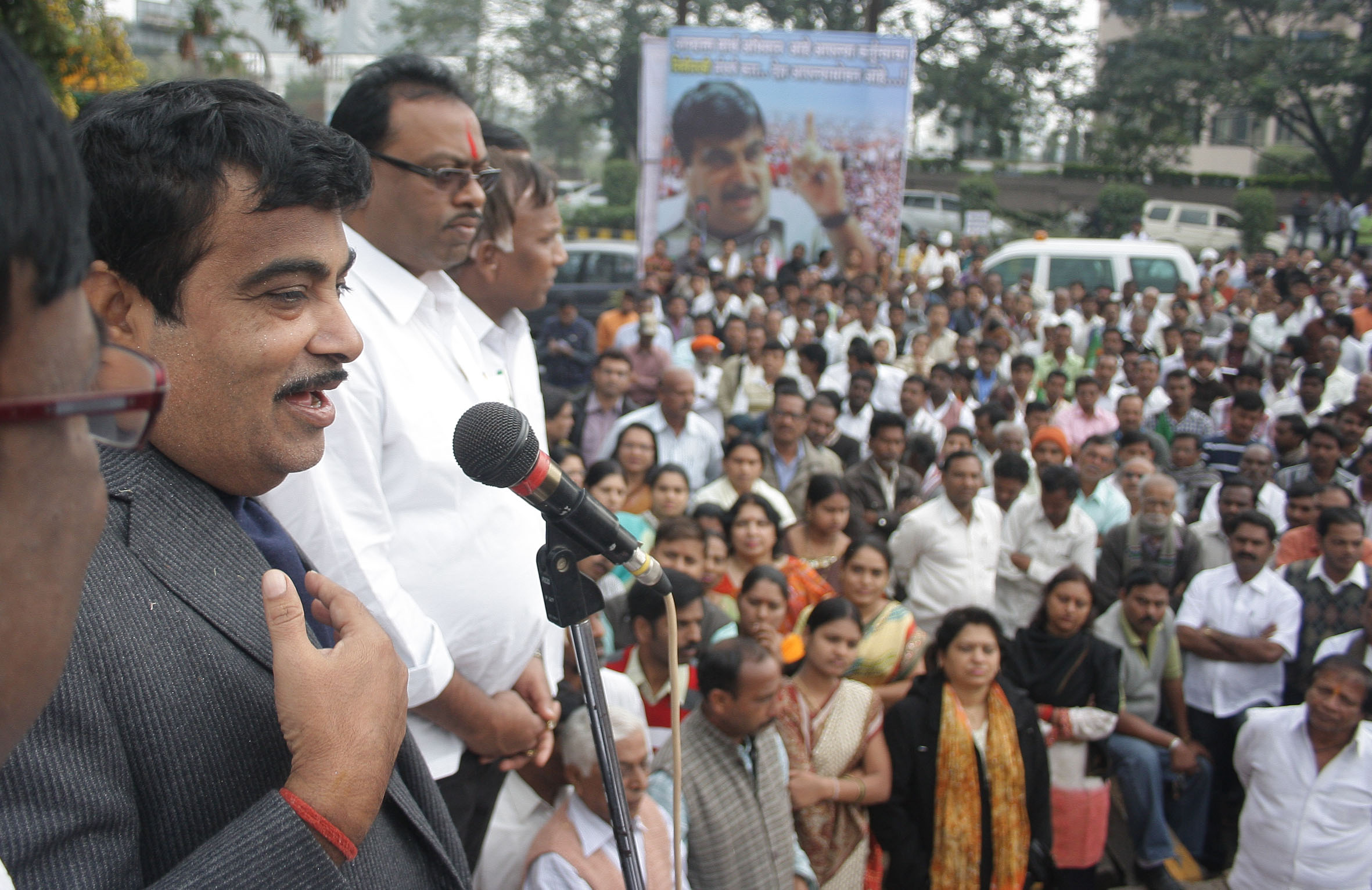 Former BJP President, Shri Nitin Gadkari welcome by party workers at Nagpur Airport, Nagpur on January 24, 2013