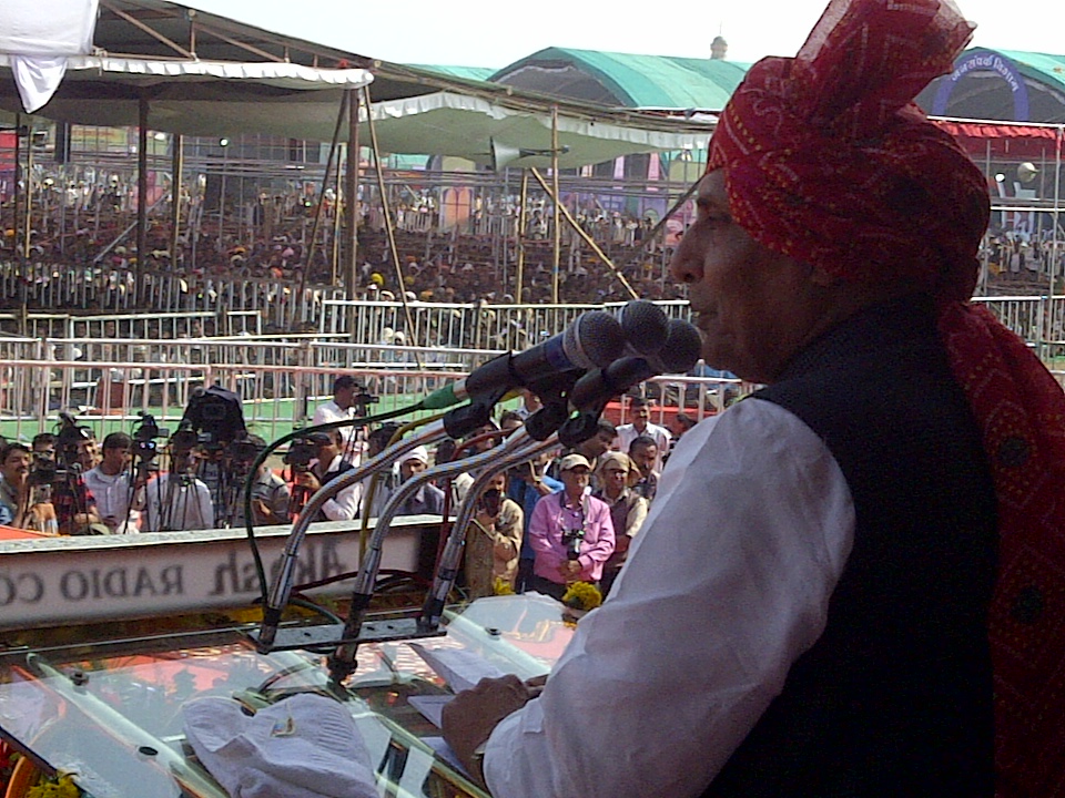 BJP National President, Shri Rajnath Singh addressing a Kisan Mahapanchayat at Jamburi Maidan, Bhopal (Madhya Pradesh) on February 3, 2013