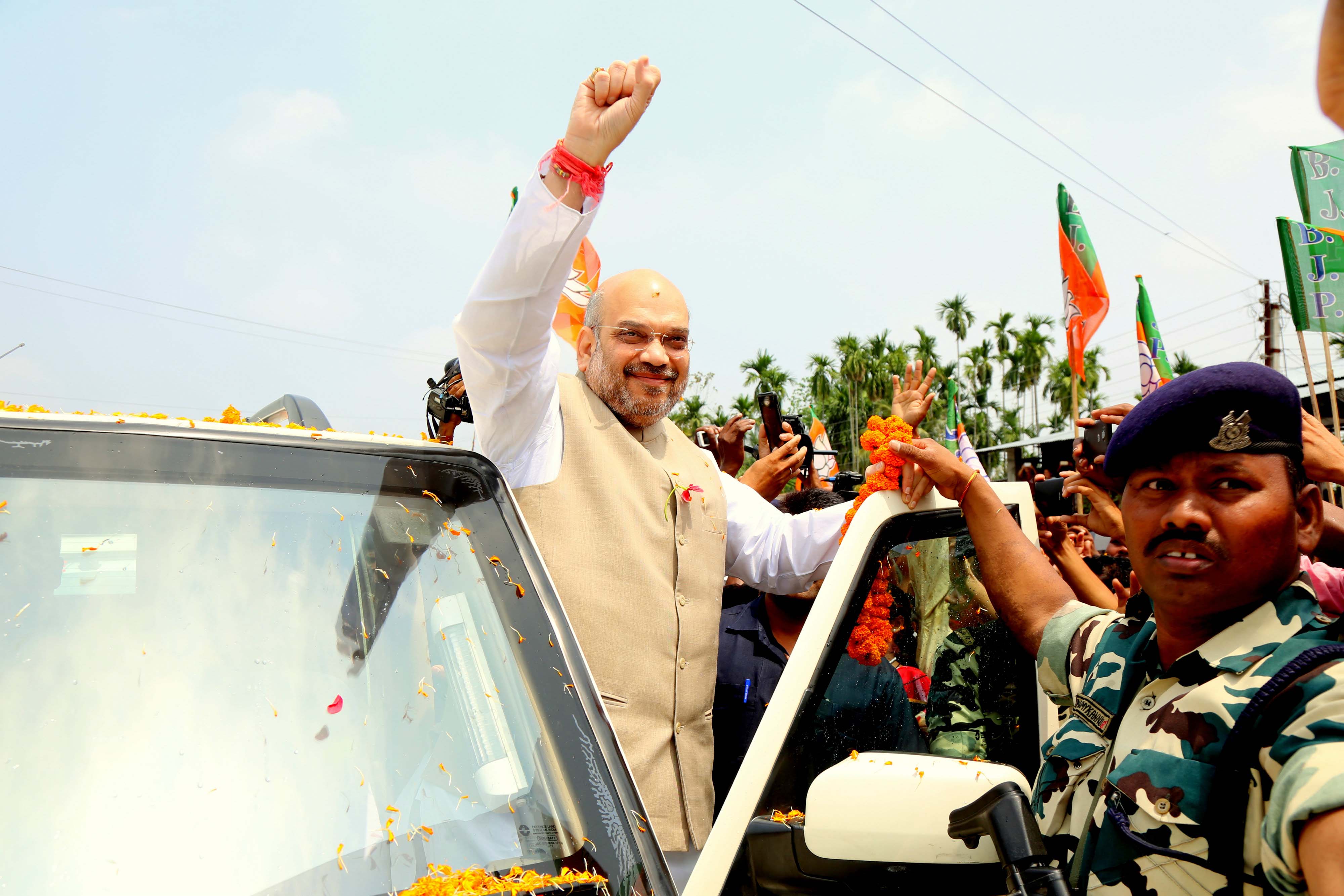 Grand reception of BJP National President Shri Amit Shah on his arrival in West Bengal on April 25, 2017