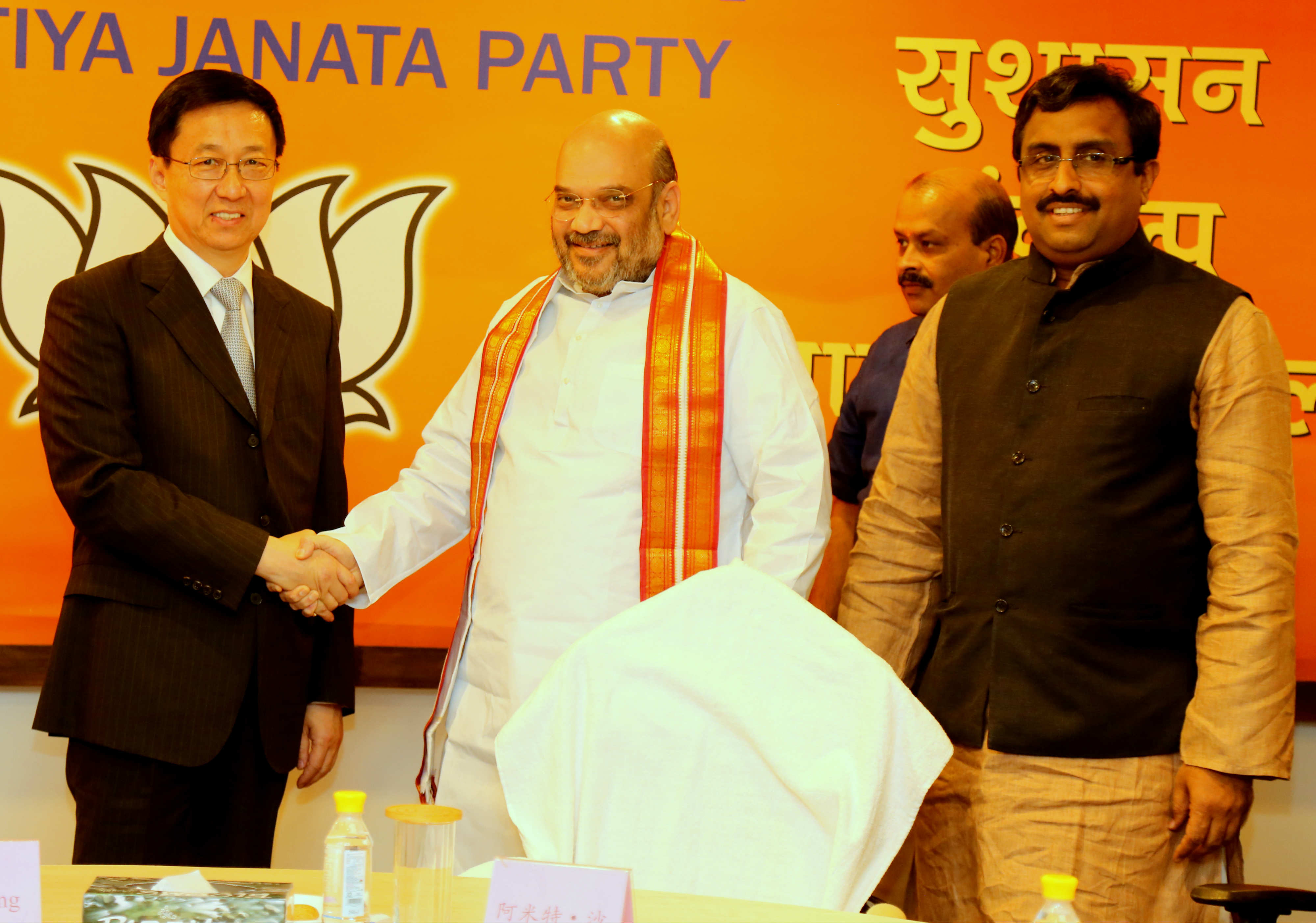 Shri Amit Shah met with a Chinese delegation led by Mr. Han Zheng, Member, 18th CPC, Central Committee at 11, Ashoka Road on May 06, 2016 