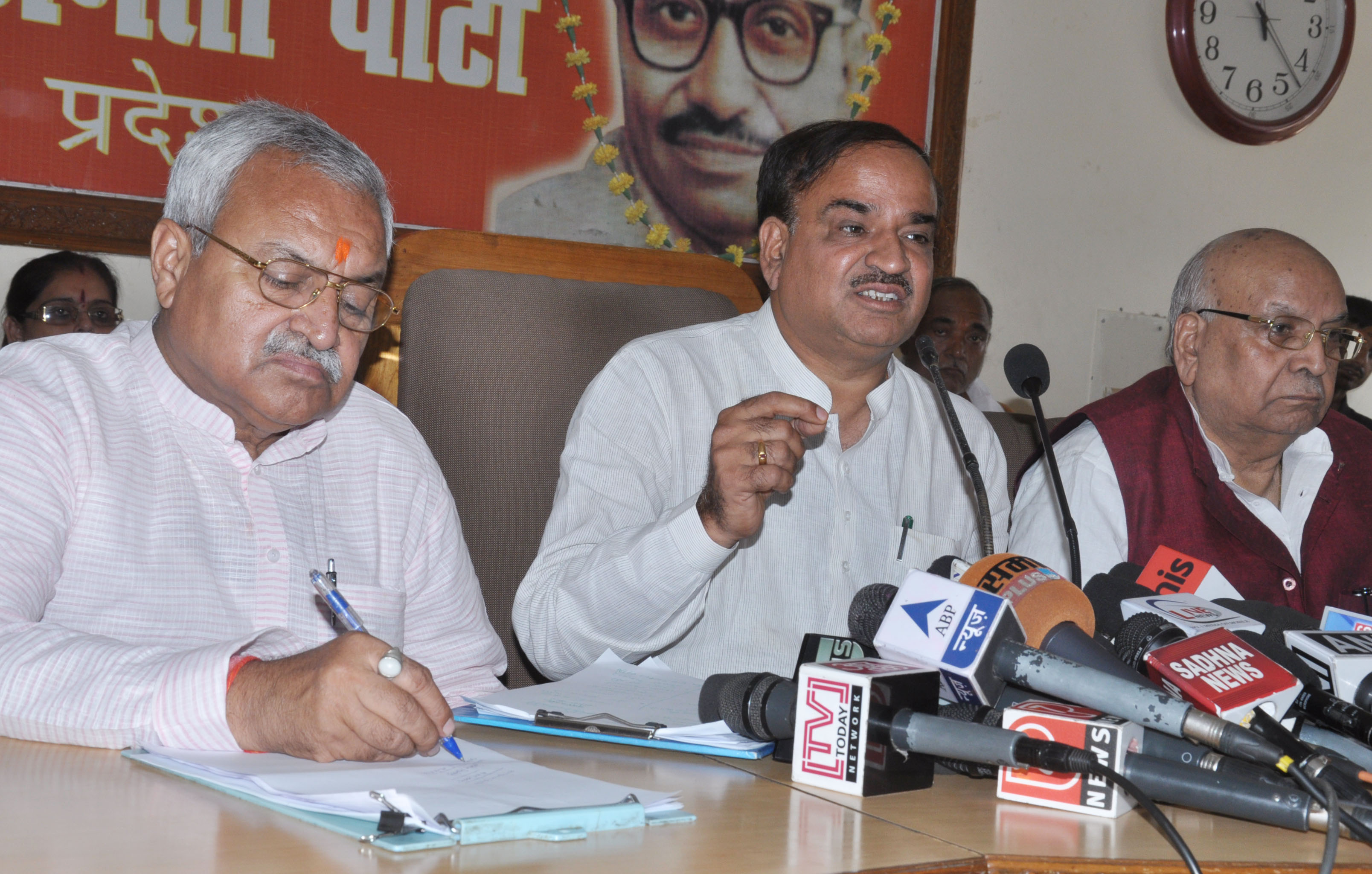 BJP National General Secretary, Shri Ananth Kumar addressing a press conference at Lucknow (Uttar Pradesh) on May 18, 2013