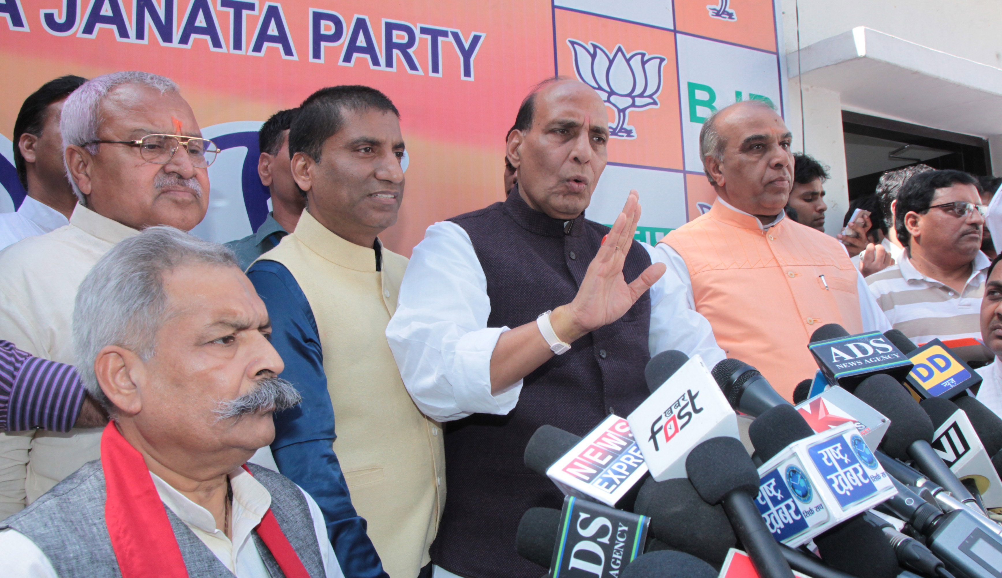 Shri Jagdambika Pal and Shri Raju Srivastava joining BJP in the presence of BJP President, Shri Rajnath Singh at 11, Ashoka Road on March 19, 2014