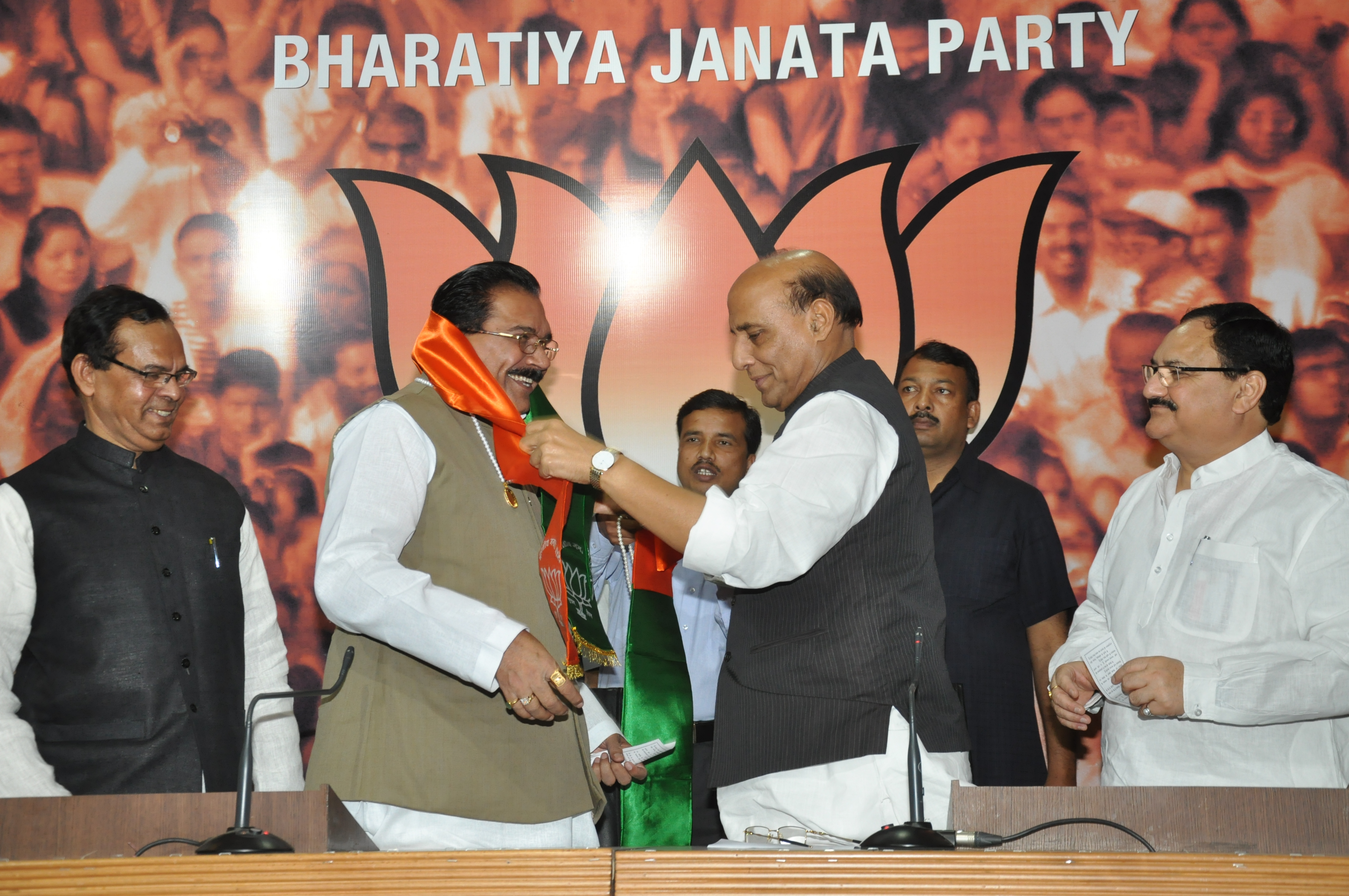 Shri Krishnaveer Singh and Dr. V.P. Neelratna joining BJP in the presence of BJP President, Shri Rajnath Singh at 11, Ashoka Road on March 24, 2014