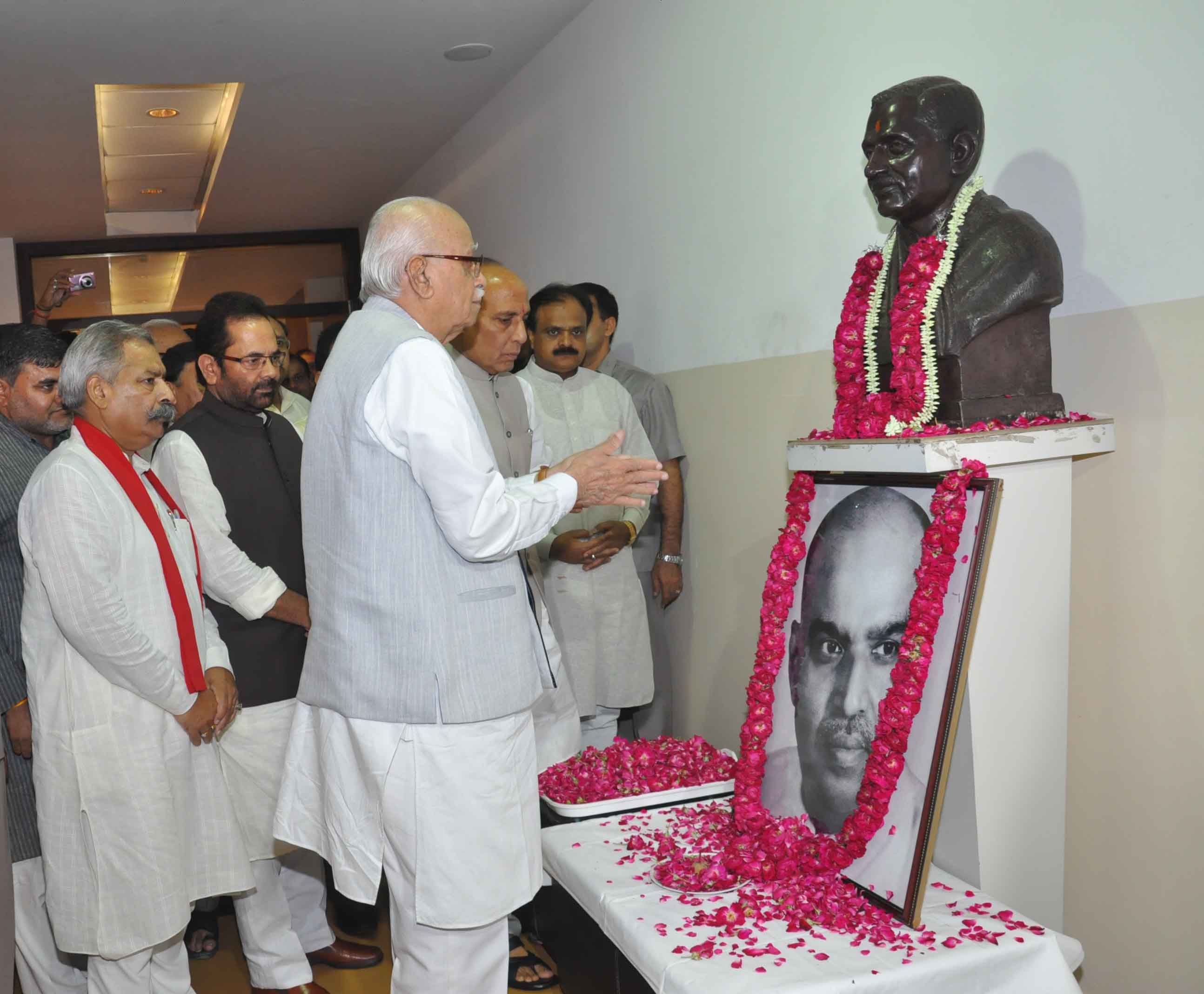 Shri L.K. Advani & Shri Rajnath Singh paying floral tribute to Dr. Syama Prasad Mookerjee on his Birth Anniversary at 11, Ashoka Road on July 6, 2014