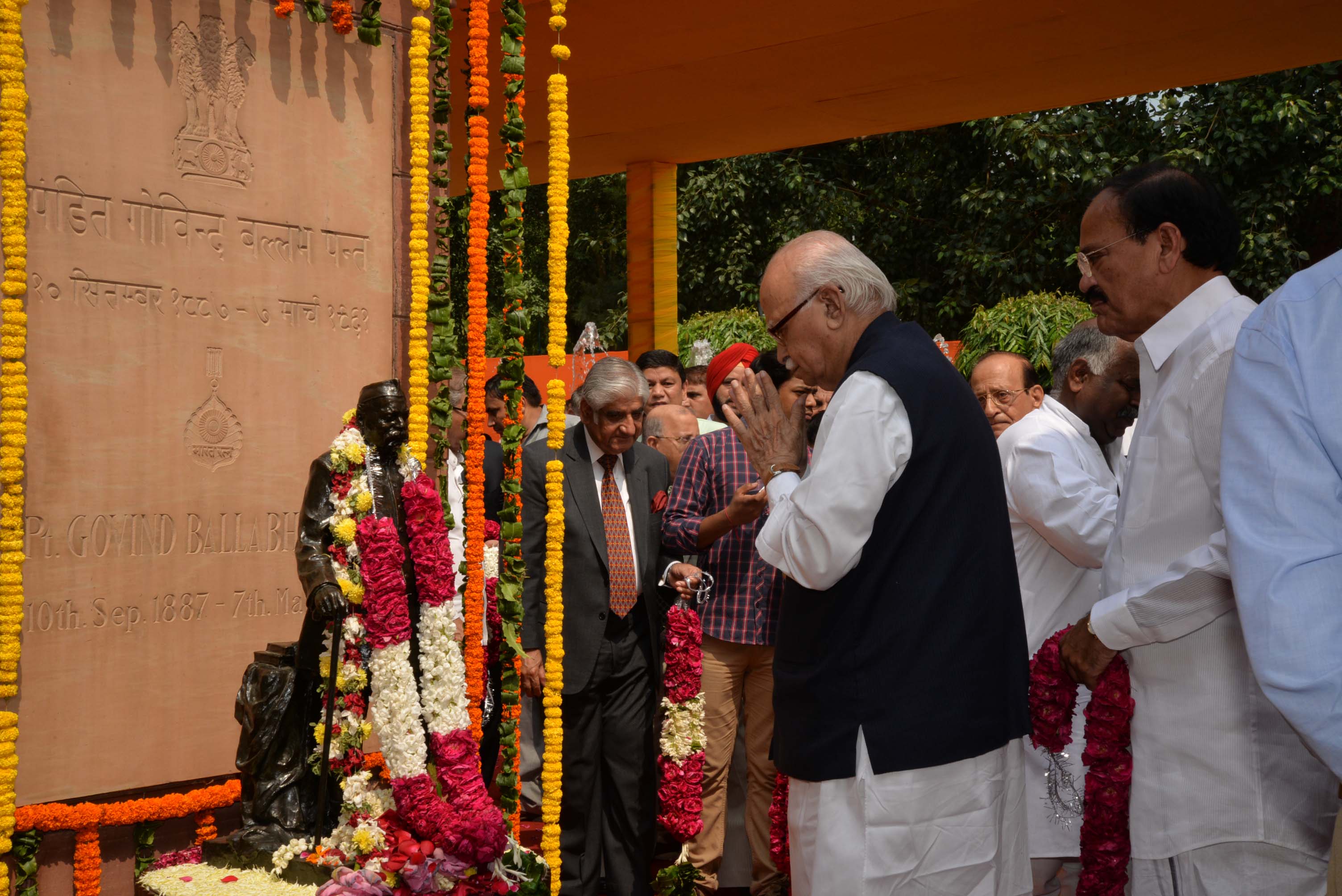 Shri L.K. Advani, Shri M. Hamid Ansari  and Shri M. Venkaiah Naidu paying floral tribute to Pt. Govind Ballabh Pant Statue at Rafi Marg, Opp Railway Bhawan, New Delhi on September 10, 2014