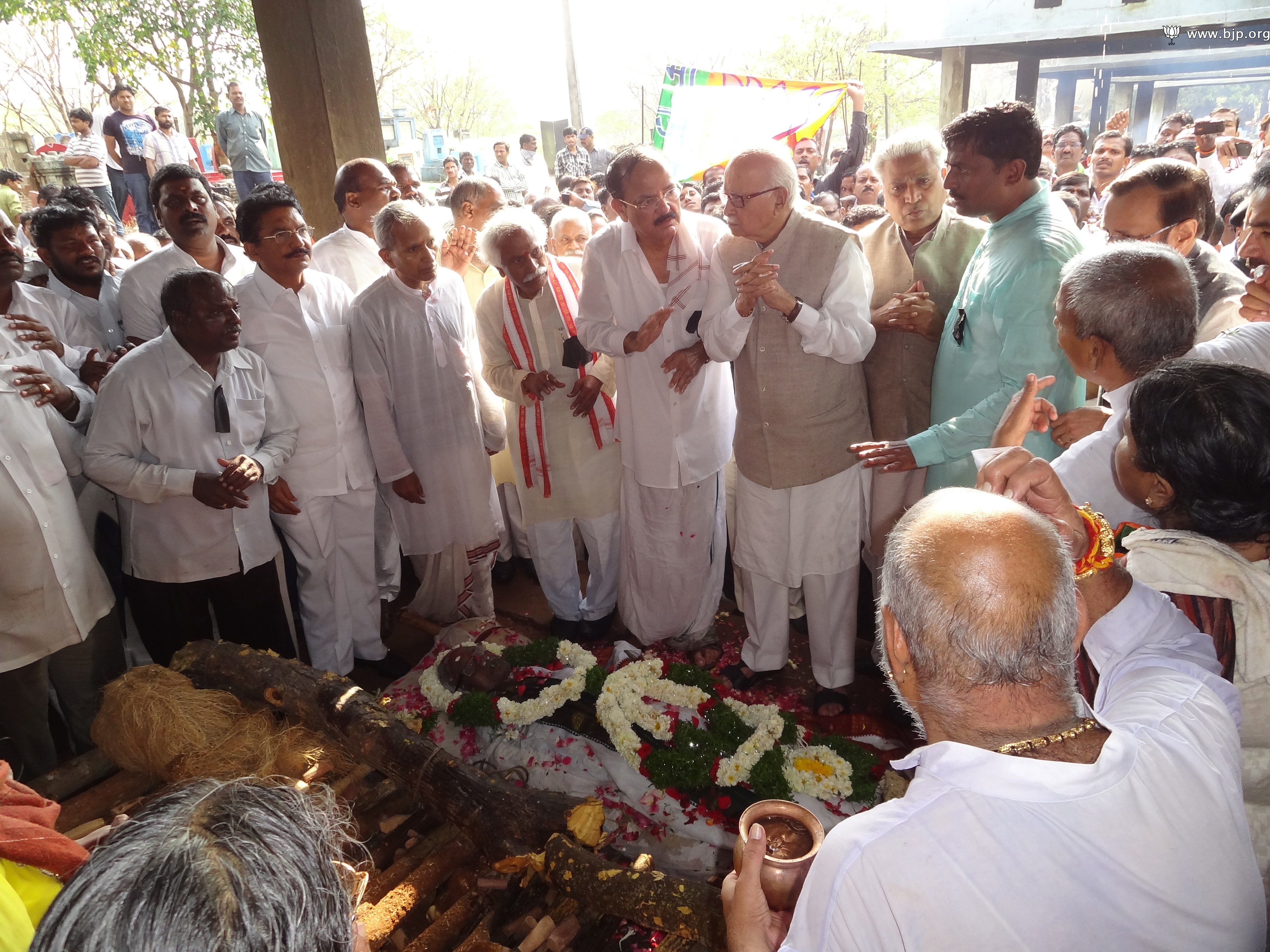 Shri L.K. Advaniji, Shri M.V. Naiduji, Shri Ramlalji, Shri Prakash Javadekar and other leaders paying tribute to Shri Bangaru Laxman at Hyderabad on March 02, 2014