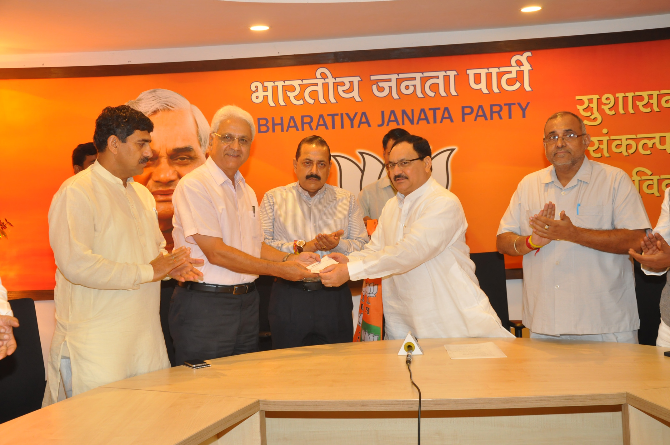 Shri Moti Kaul joining BJP in the presence of BJP National General Secretary, Shri J.P. Nadda at 11, Ashoka Road on July 25, 2014