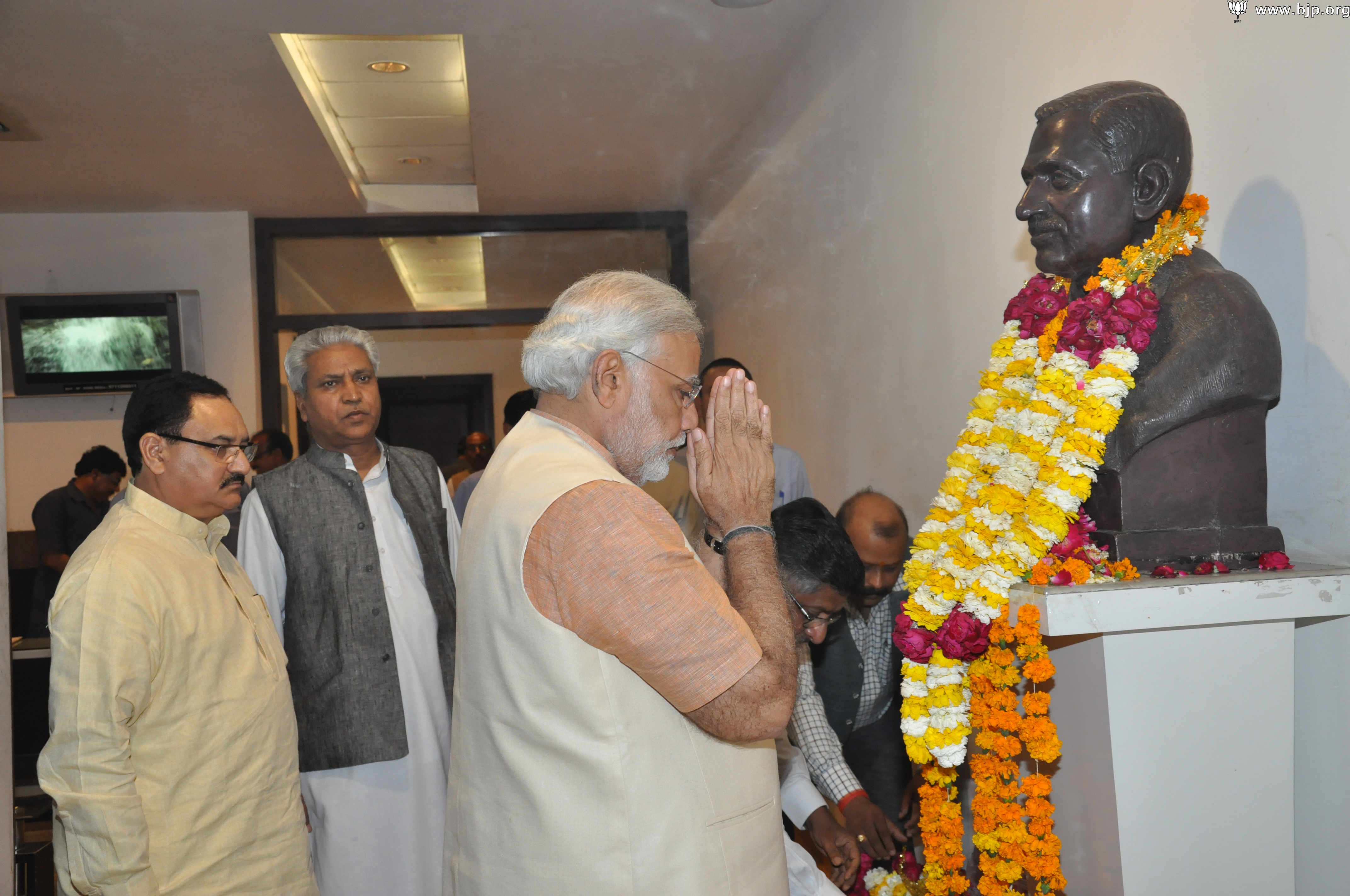 Shri Narendra Modi paying floral tribute to Pt. Deen Dayal Upadhyaya on occasion of Sthapna Divas at 11, Ashoka Road, New Delhi on April 6, 2014