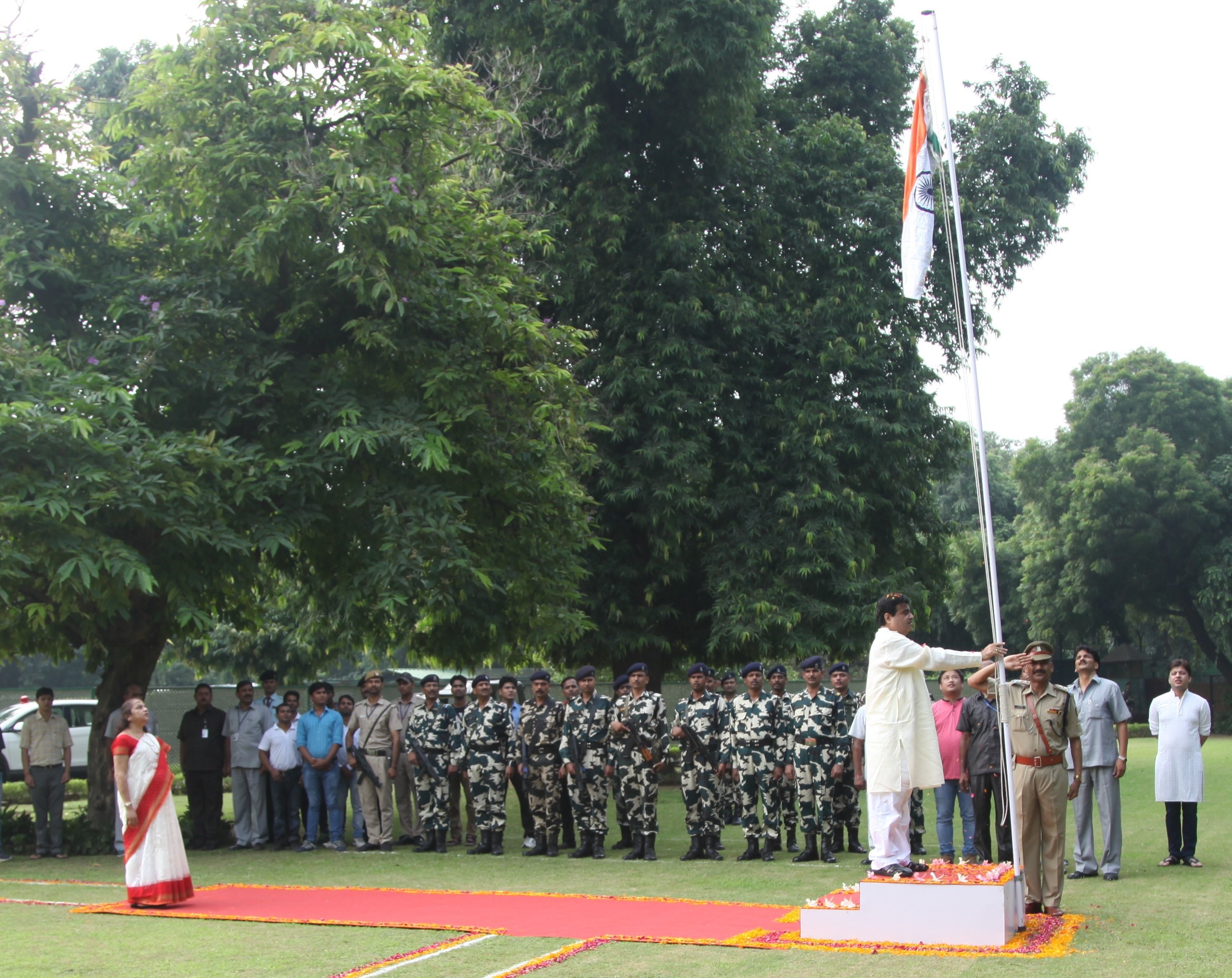 Shri Nitin Gadkari hoisting the National Flag on the occasion of 69th Independence Day on August 15, 2015