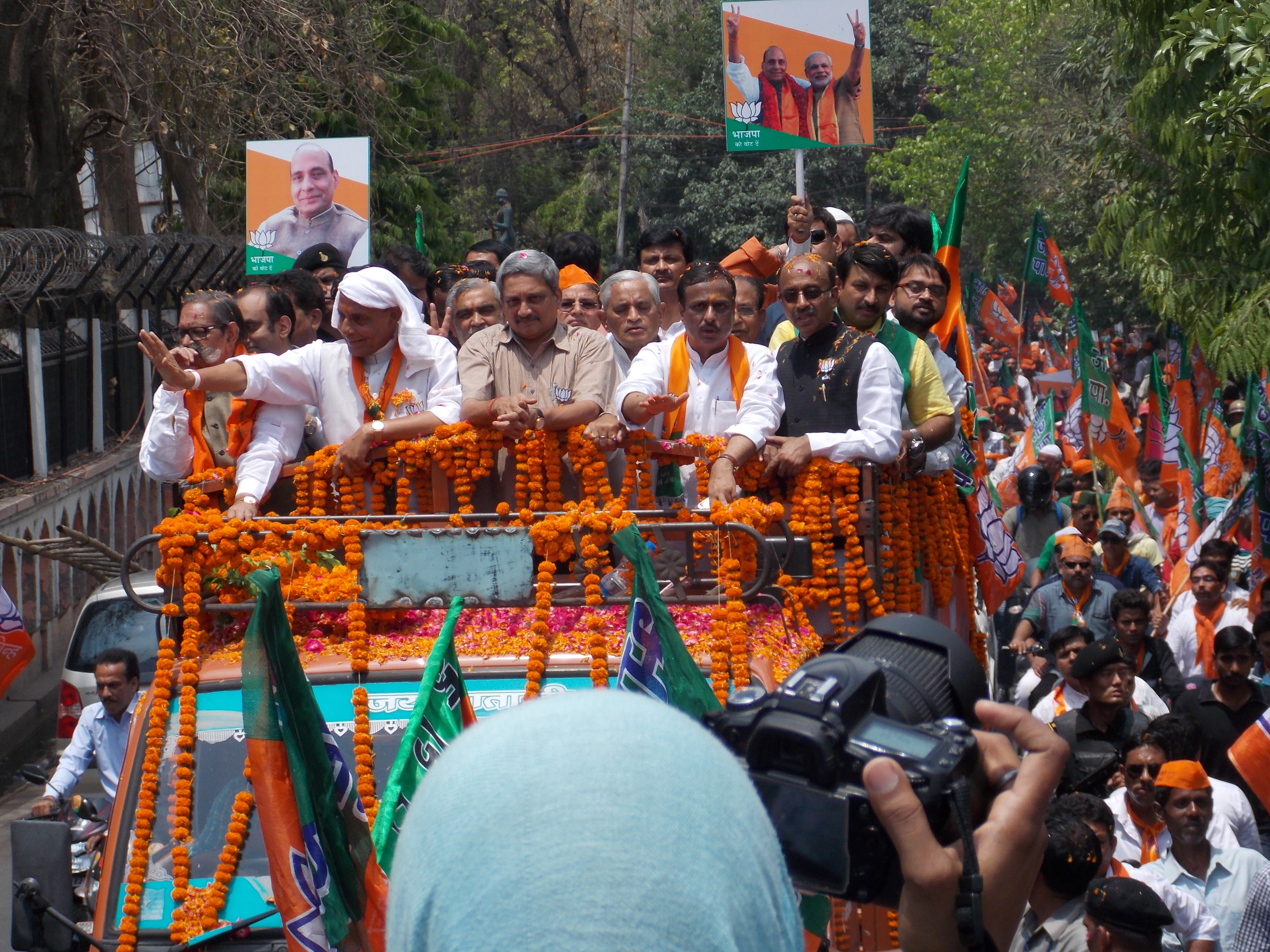 Shri Rajnath Singh, Shri Manohar Parrikar, Shri Vijay Goel & other BJP leaders during Road Show at Lucknow (Uttar Pradesh) on April 27, 2014