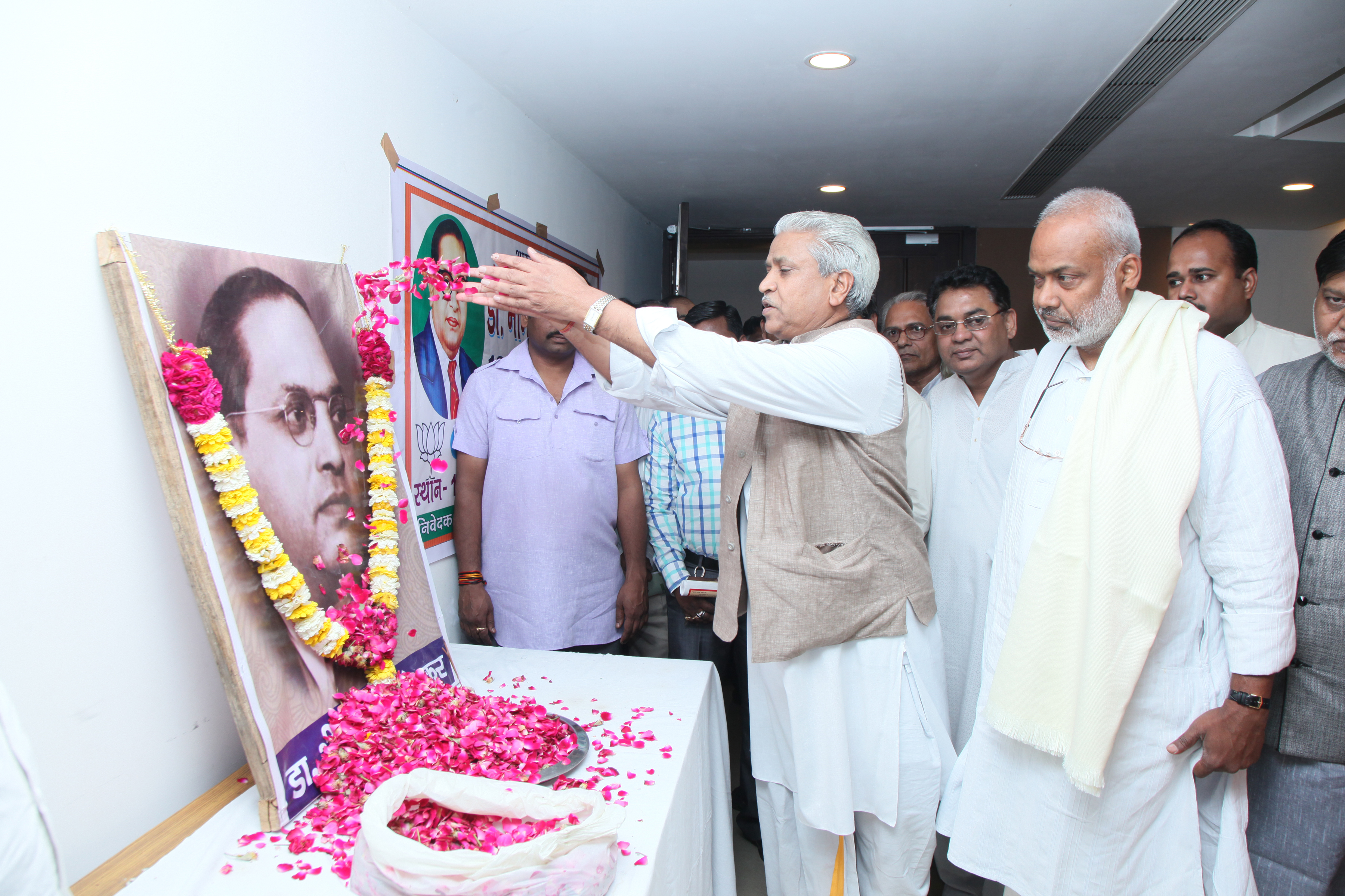 Shri Ramlalji & Shri J.P. Nadda paying flower tribute to Dr. B.R. Ambedkar on his birth anniversary at 11, Ashoka Road on April 14, 2014