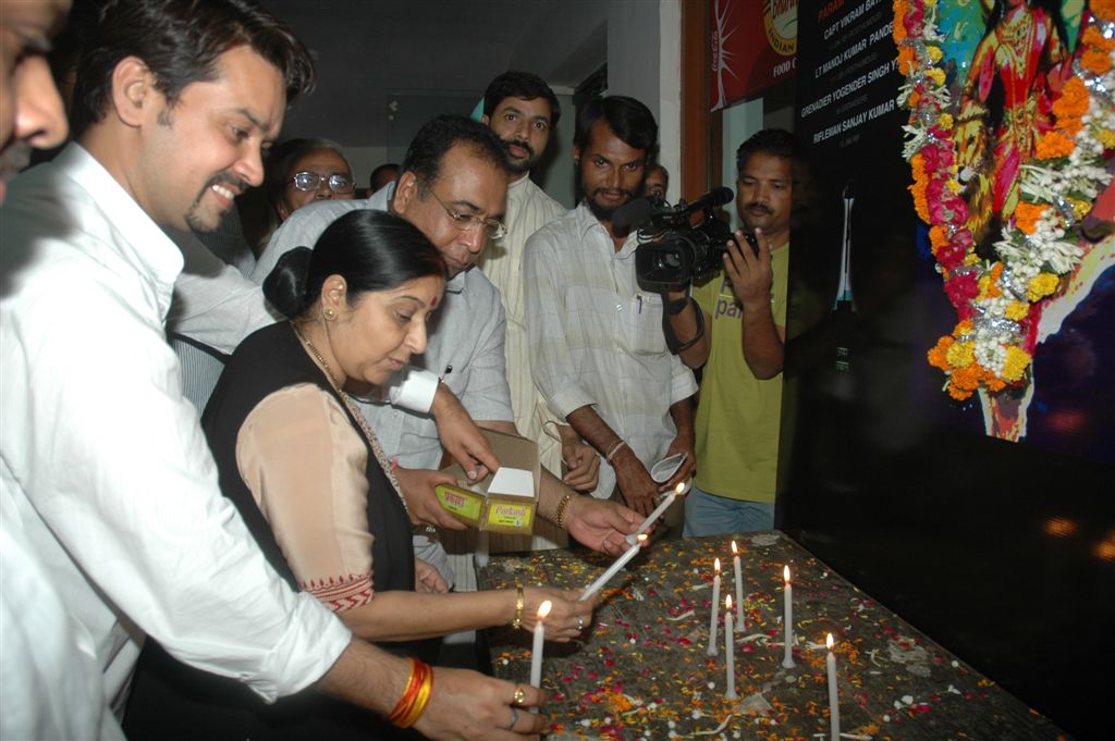 Smt. Sushma Swaraj paying homage to martyrs of Kargil war on "Kargil Vijay Diwas" at Mavalankar Hall on July 2010