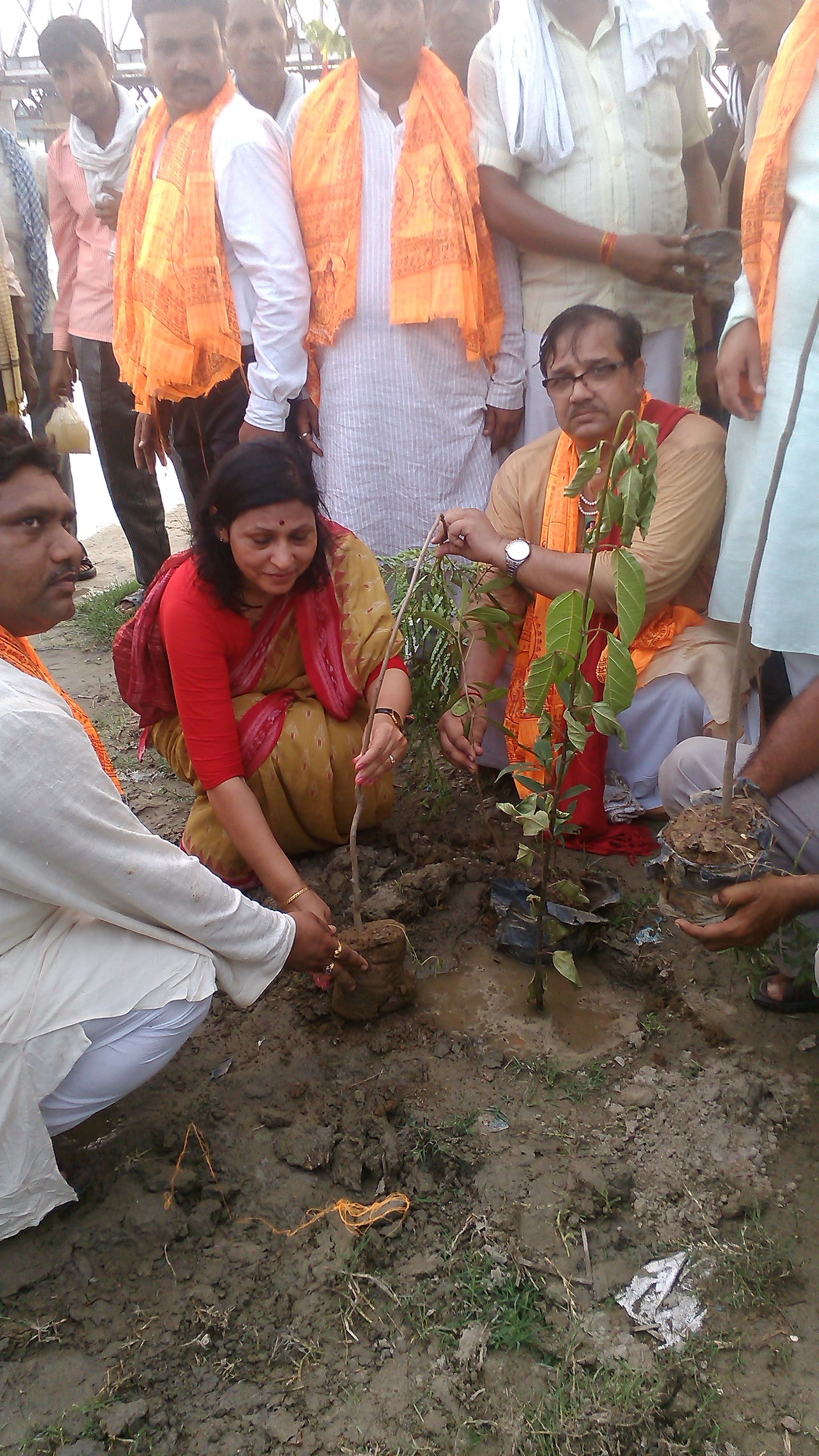 Smt. Anita Singh during plantation along with Co-convener Shri Hariom Acharya at Kachla Ghat, Badaun (Uttar Pradesh) on August 02, 2014