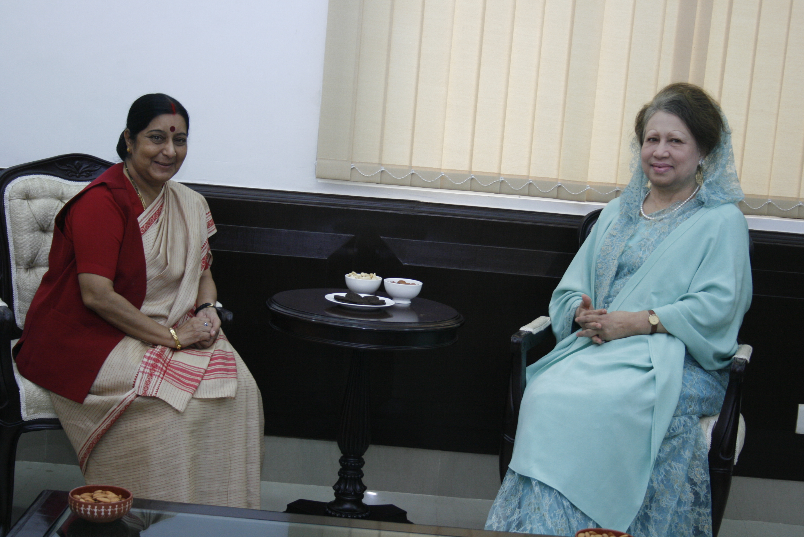 Leader of Opposition (Lok Sabha) Smt. Sushma Swaraj meeting with former Bangladesh PM, Khaleda Zia at 8, Safdarjung Lane, New Delhi on October 28, 2012