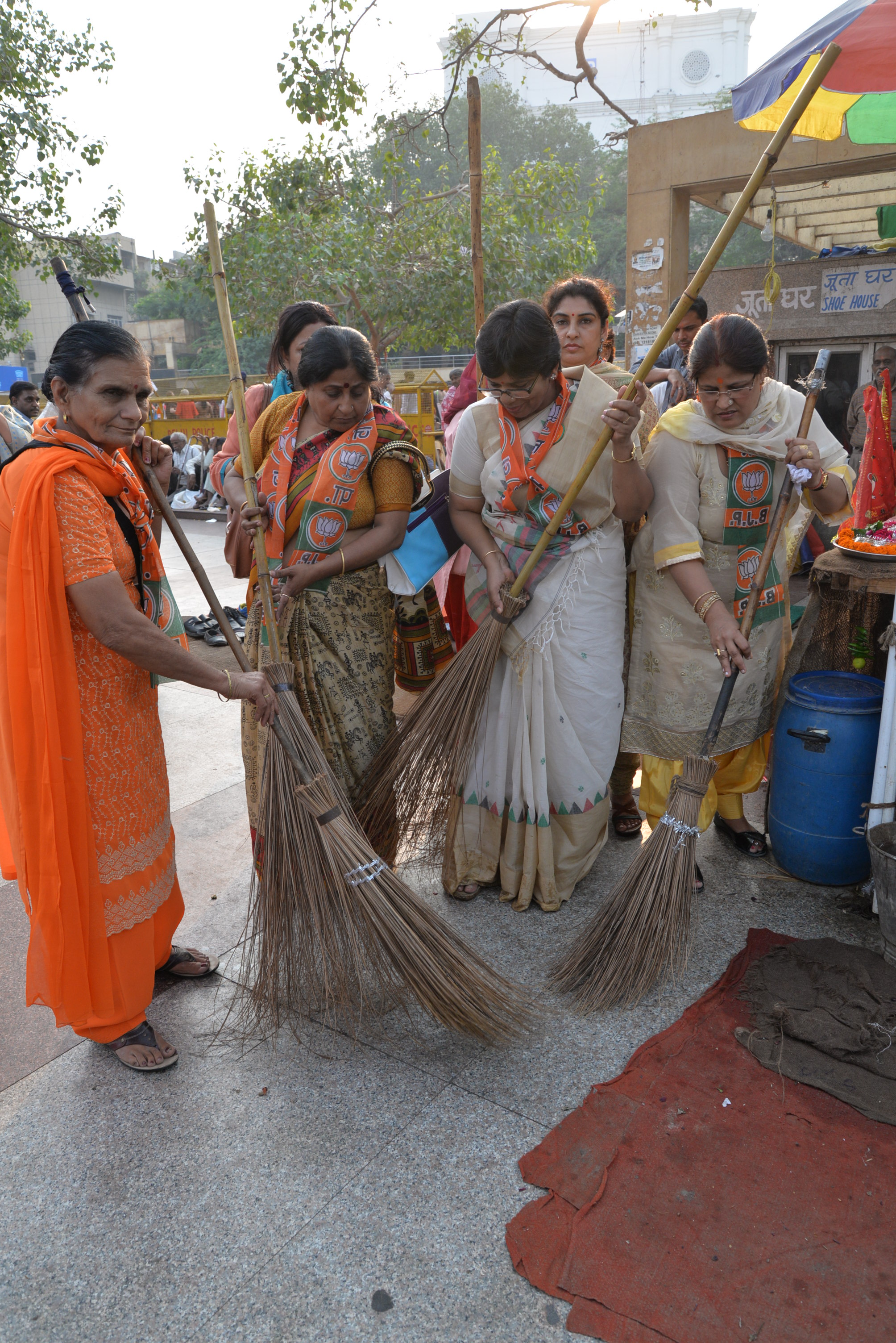 Swach Bharat Abhiyan organised by BJP Mahila Morcha from Hanuman Mandir, Charuch, Gurudwara, Masjid(C.P.)  New Delhi with Press release on October 28, 2014