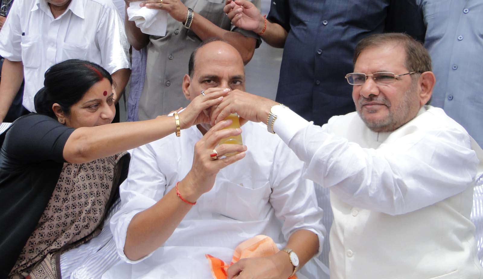 Shri Rajnath Singh breaking his fast in Ghaziabad on May 13, 2011