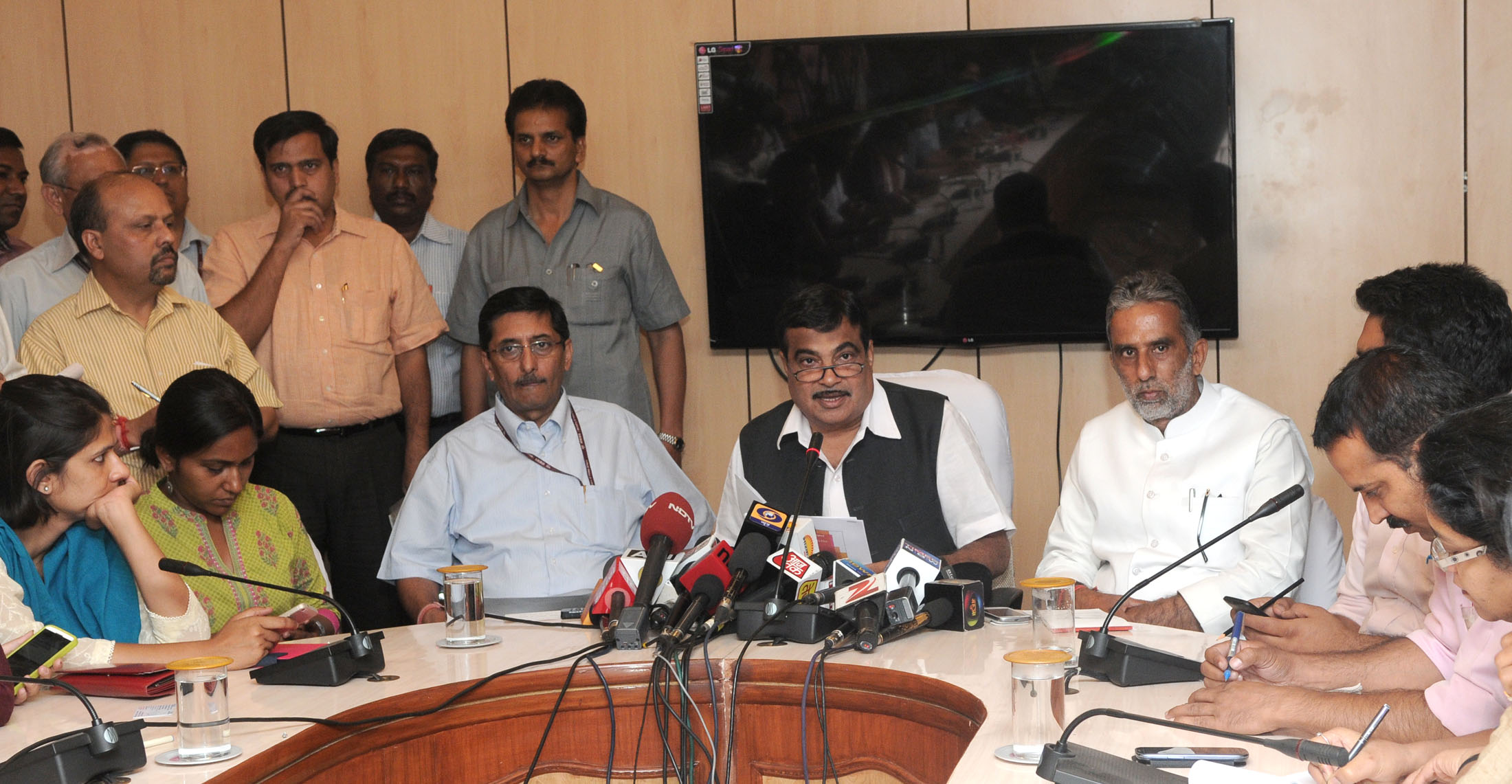 Union Minister for Road Transport & Highways and Shipping, Shri Nitin Jairam Gadkari briefing the media in New Delhi along with Minister of State for Road Transport, Highways and Shipping, Shri Krishan Pal & other dignitaries on June 5, 2014