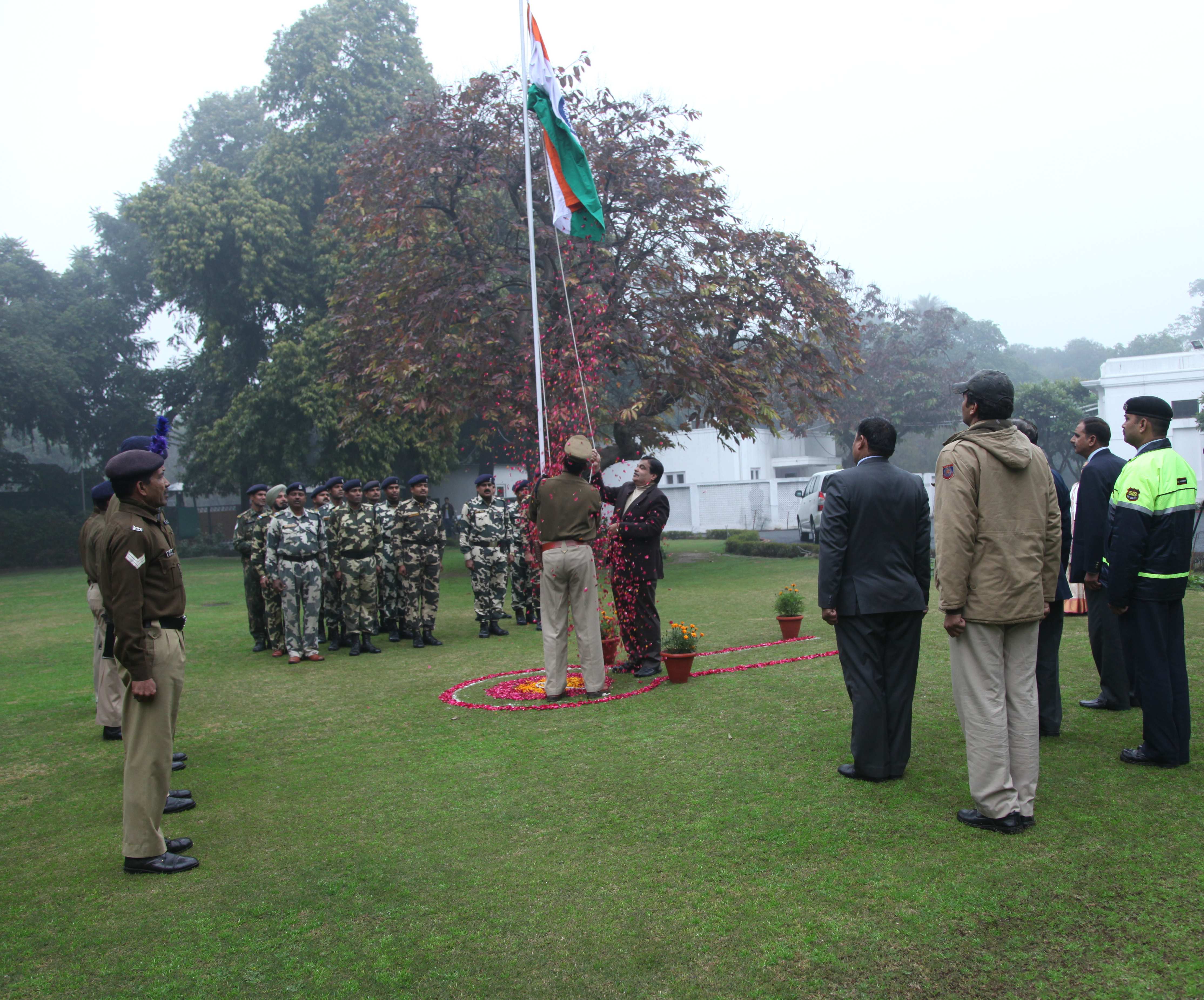 Union minister for Road Transport Highways & Shipping Shri Nitin Gadkari hoisting the National Flag on the occasion of 66th Republic Day at 2, Motilal Nehru Place, New Delhi on January 26, 2015