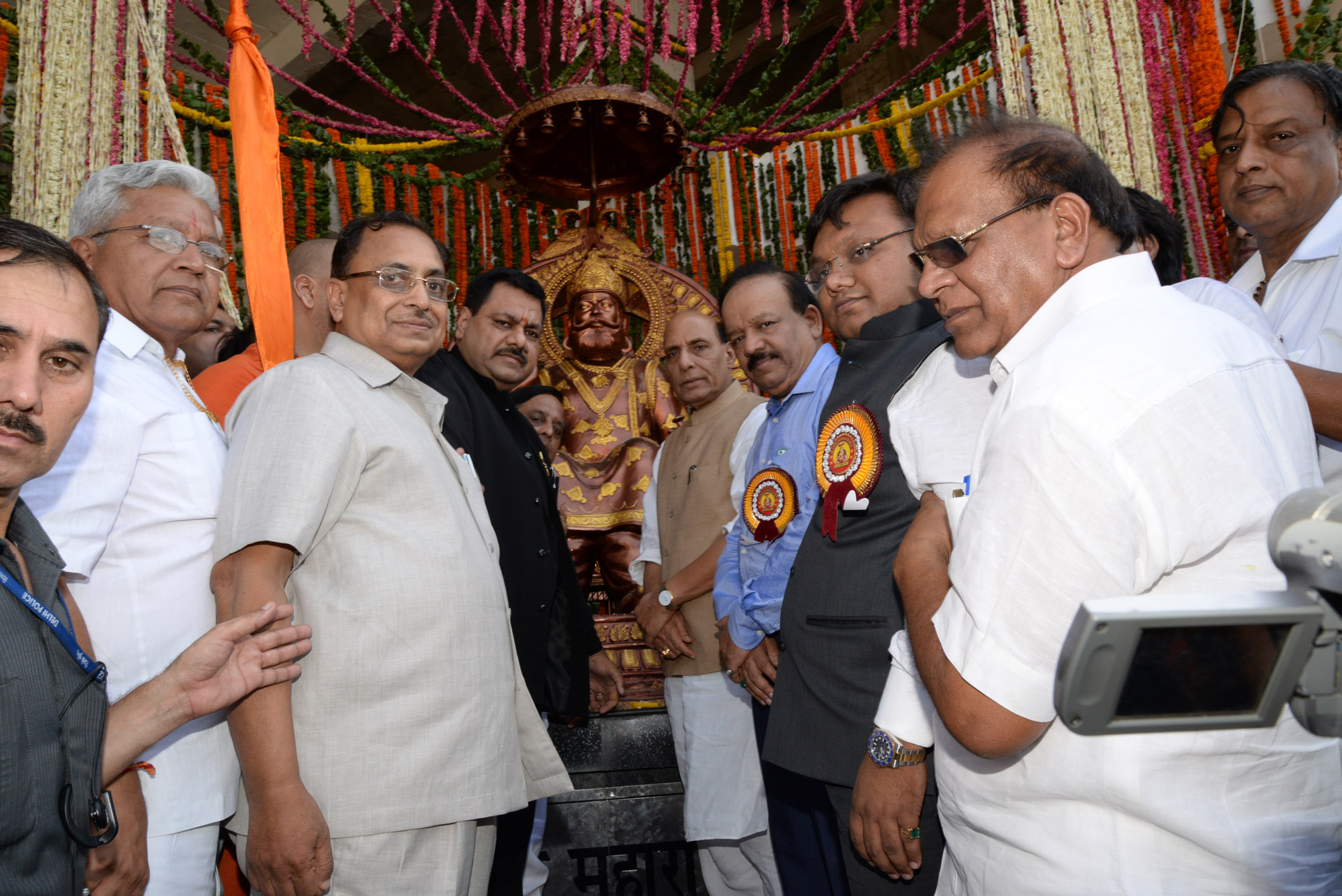 Union Minister of Home Affairs, Shri Rajnath Singh unveiling the statue of Maharaja Agrasen at PSP Sector - 22, Rohini on September 28, 2014