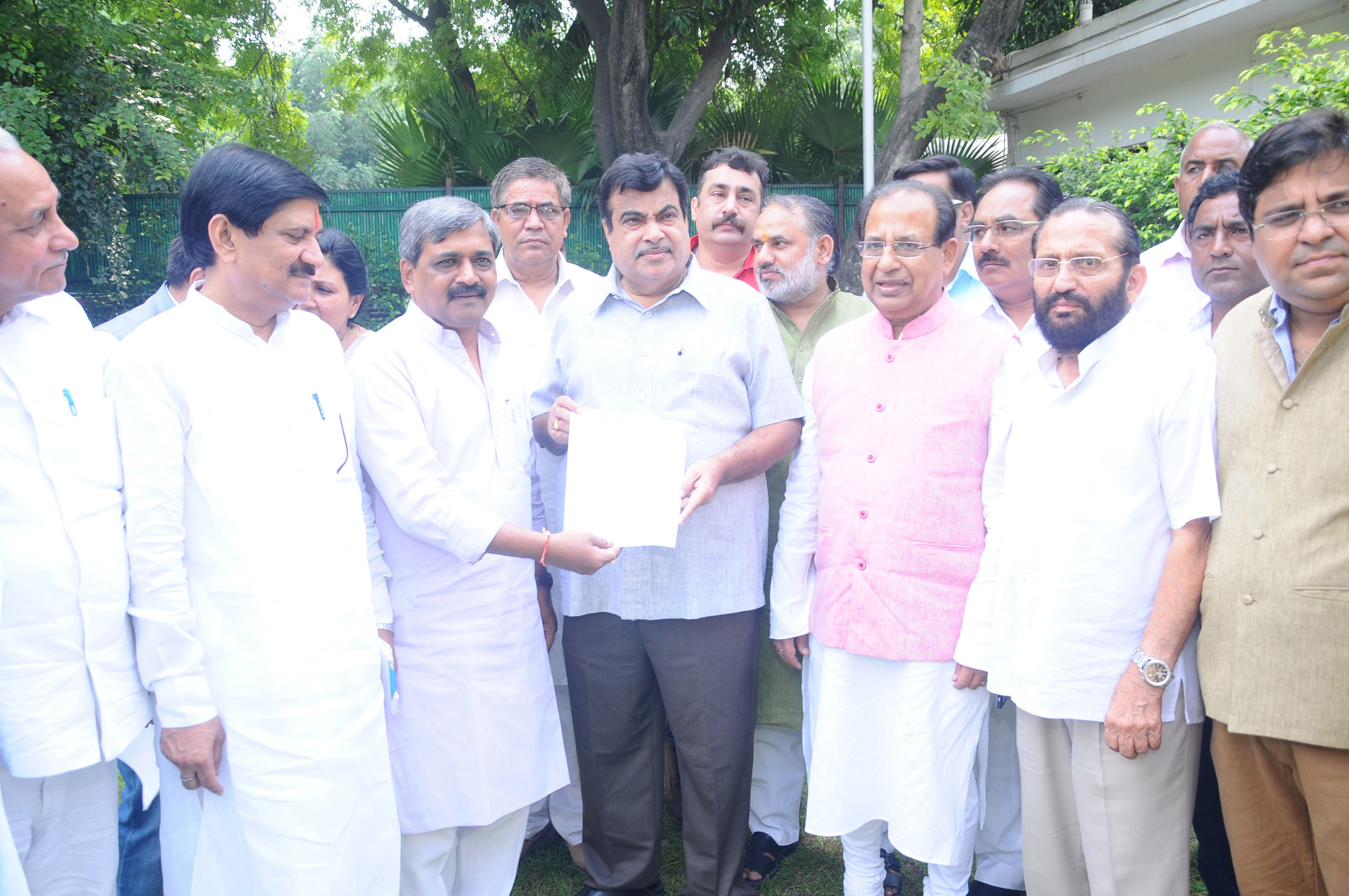 Union Minister of Road Transport & Highways, Shri Nitin Gadkari meeting with Delhi BJP President, Shri Satish Upadhyay & other office bearers regarding E-rickshaw notification at his residence 13, Teen Murti Lane on September 16, 2014