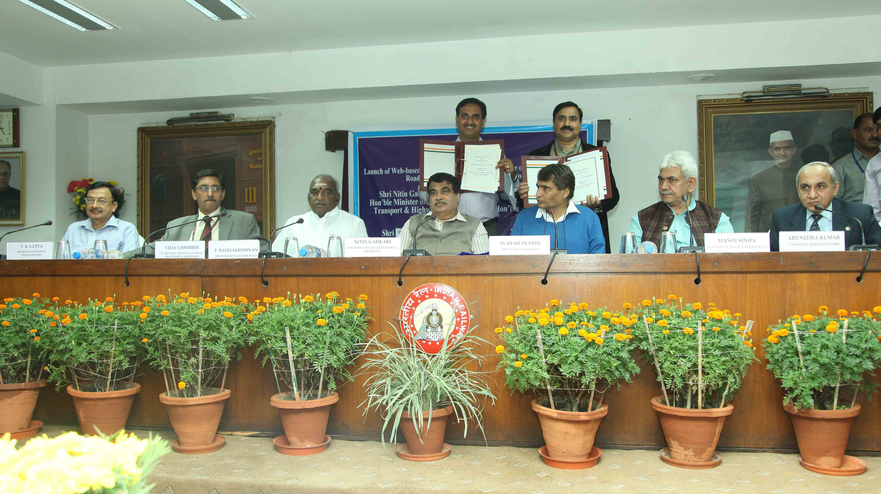 Union Minister of Road Transport & Highways, Shri Nitin Gadkariji at signing the MoU between Ministry of Highways & Ministry of Railways at Rail Bhawan, New Delhi on 10-11-2014