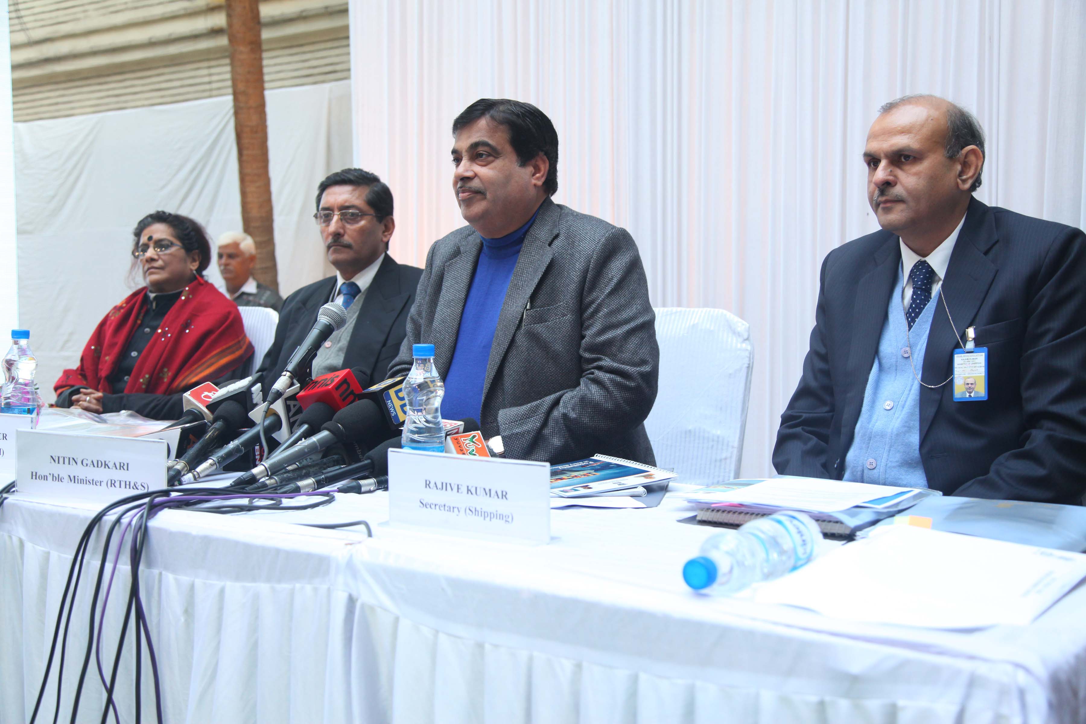 Union Minister of Road Transport Highways & Shipping Shri Nitin Gadkari launching E-books on Good Governance : Initiatives at Transport Bhawan on December 24, 2014