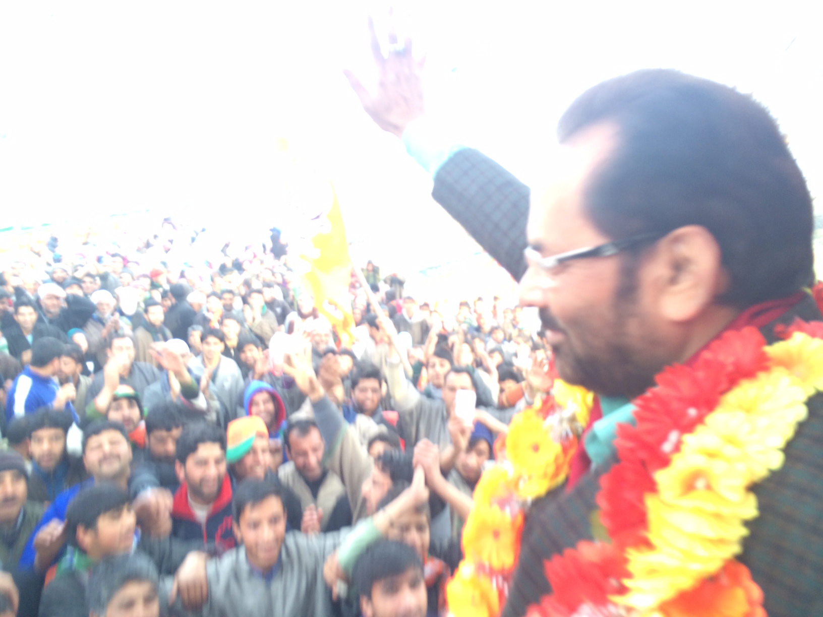 Union Minister Shri Mukhtar Abbas Naqvi addressing the election meeting at Mir Behri (Dal-Lake), Sonawar Constituency,  Srinagar (J&K) on December 13, 2014