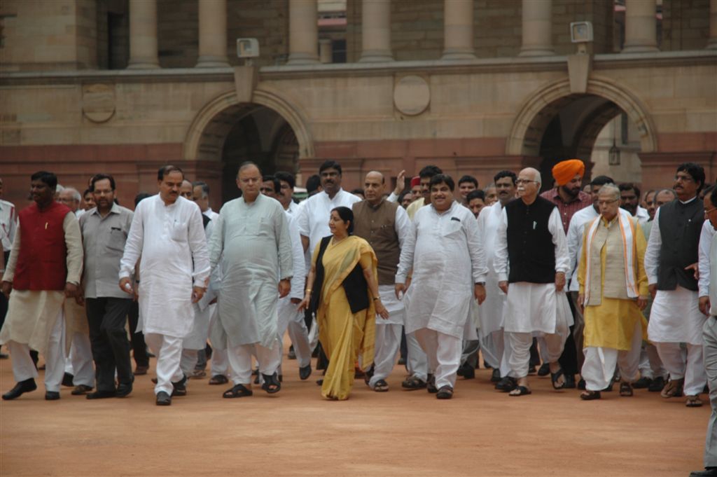 Sh Advaniji, Sh Gadkariji Smt. Sushmaji, Sh Jaitleyji, and other BJP leaders marching towards Rashtrapati Bhawan on 29-7-2010