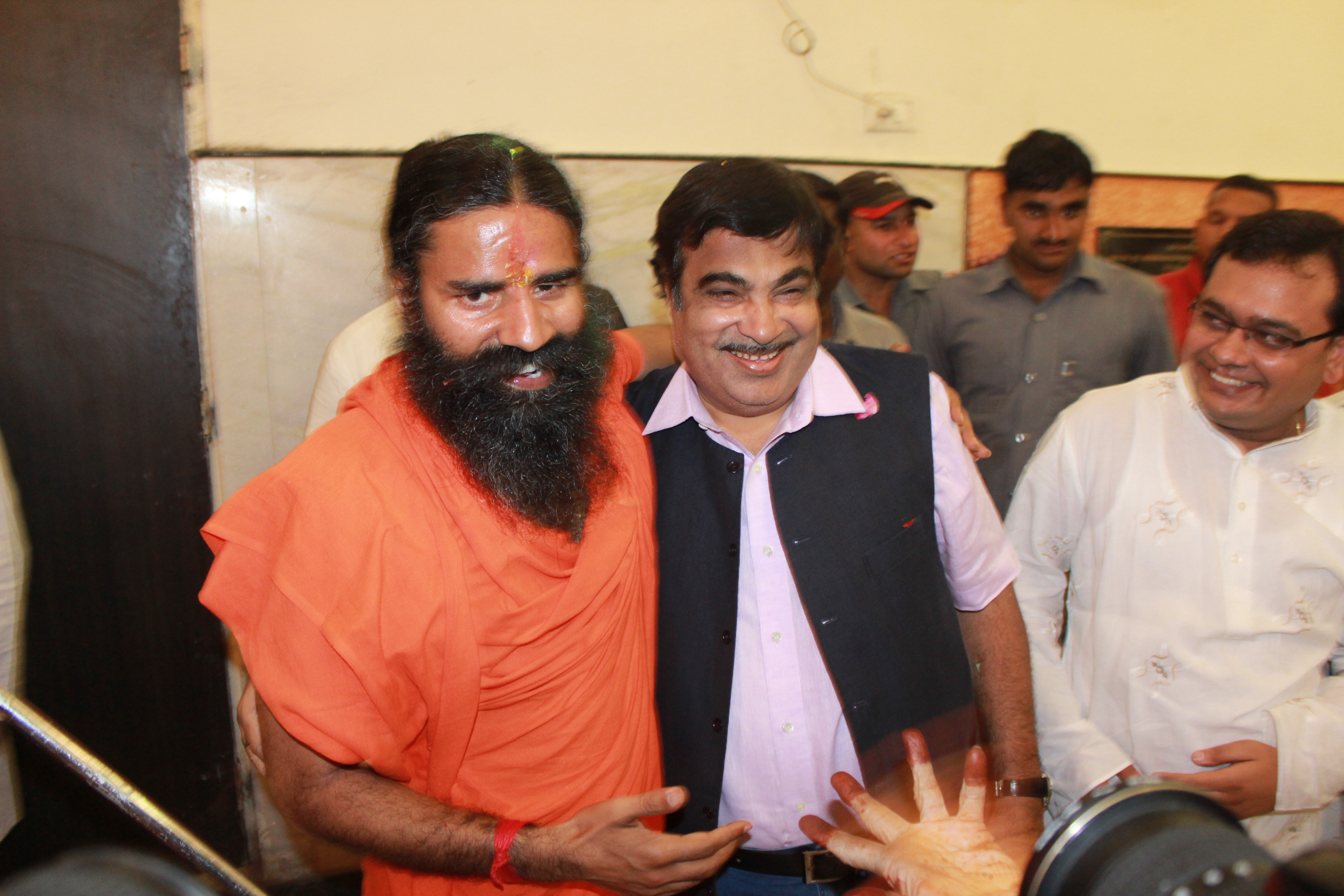 Yogguru, Shri Ramdev Baba visiting the residence of Former BJP National President, Shri Nitin Gadkari at Mahal, Nagpur on March 16, 2014